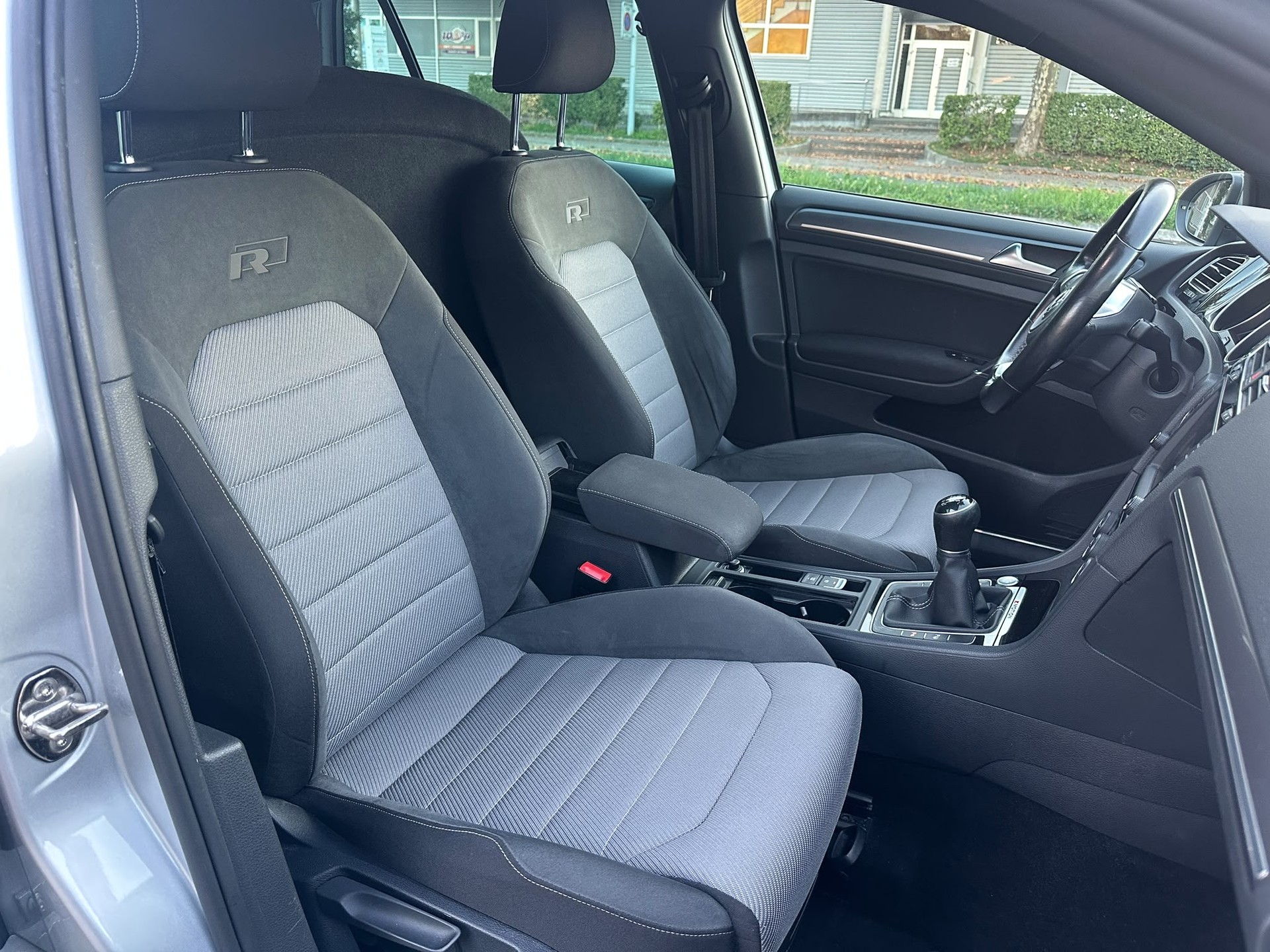 VW Golf 2.0 TDI Lounge R-Line 4Motion-image-11