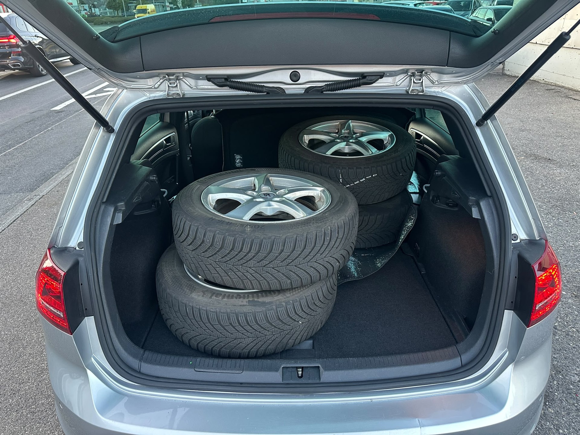 VW Golf 2.0 TDI Lounge R-Line 4Motion-image-14