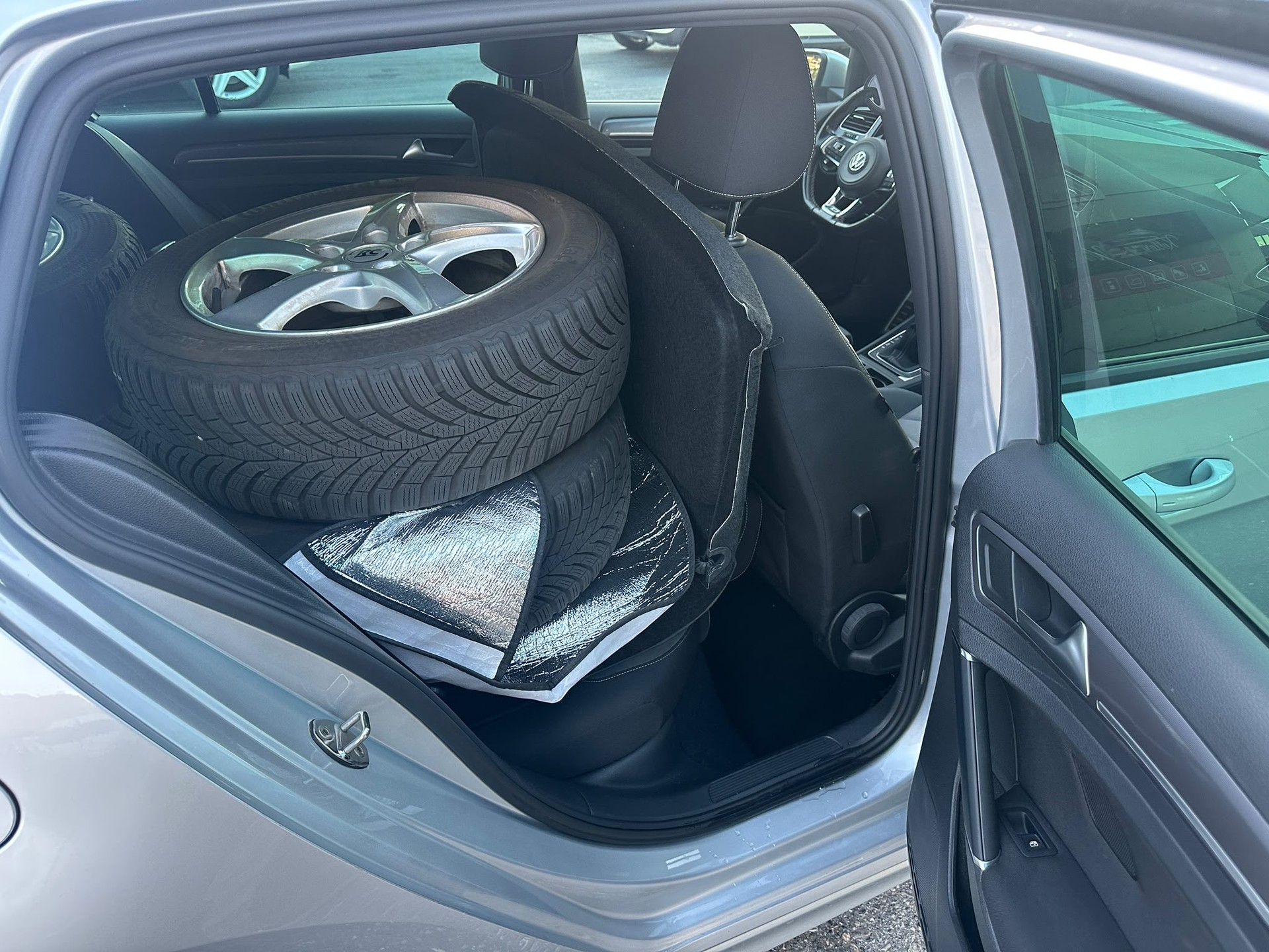 VW Golf 2.0 TDI Lounge R-Line 4Motion-image-13