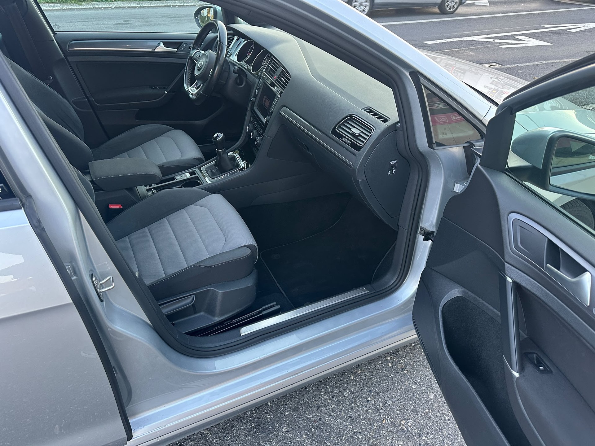 VW Golf 2.0 TDI Lounge R-Line 4Motion-image-12