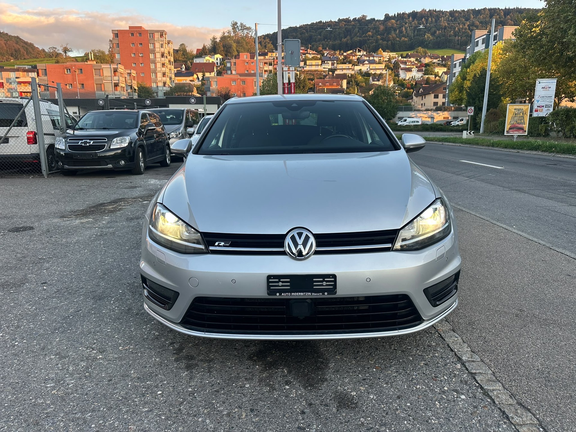VW Golf 2.0 TDI Lounge R-Line 4Motion-image-2