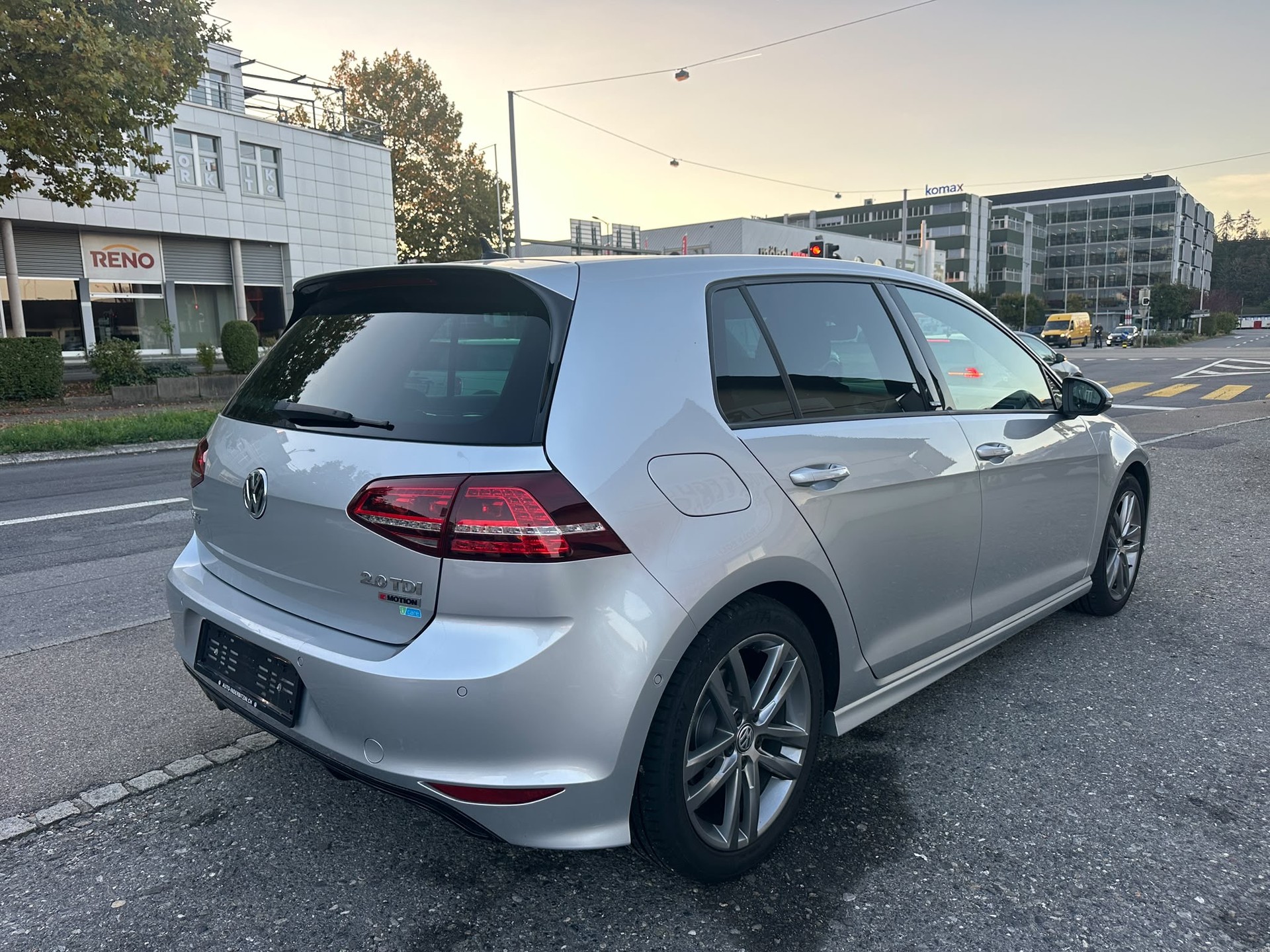 VW Golf 2.0 TDI Lounge R-Line 4Motion-image-4
