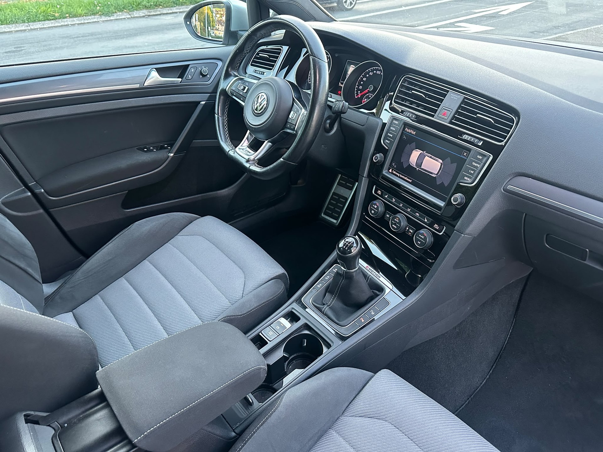 VW Golf 2.0 TDI Lounge R-Line 4Motion-image-10