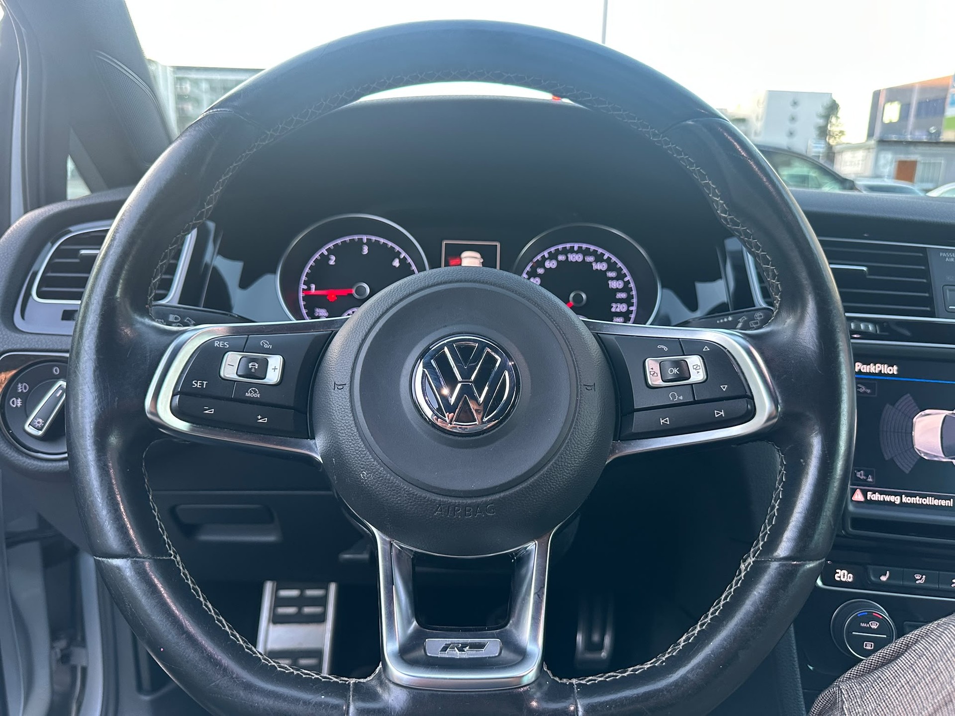 VW Golf 2.0 TDI Lounge R-Line 4Motion-image-7