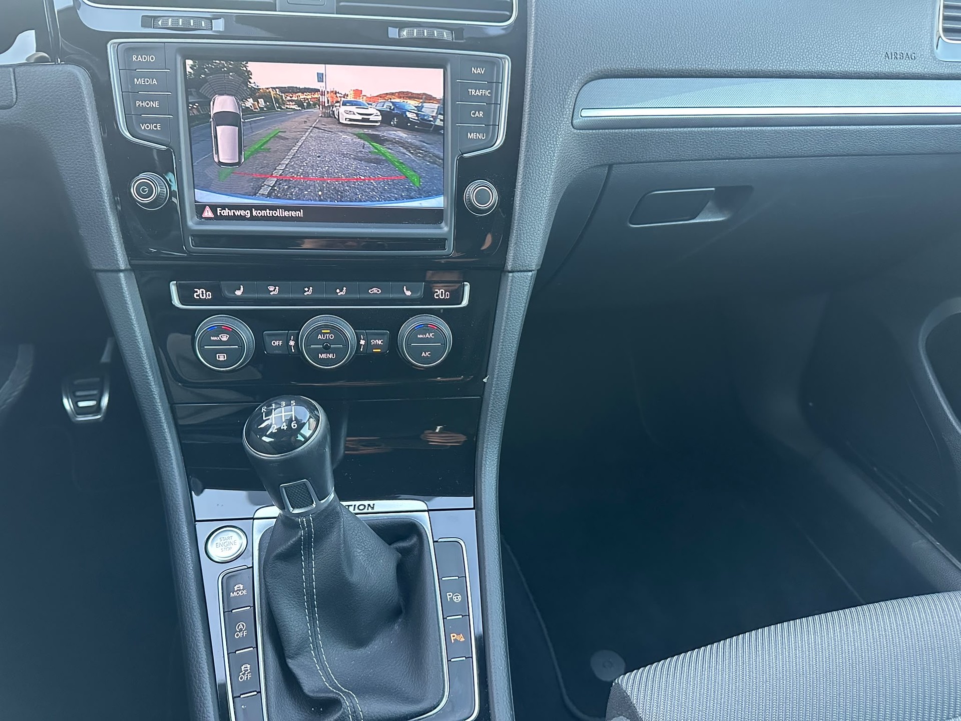 VW Golf 2.0 TDI Lounge R-Line 4Motion-image-9