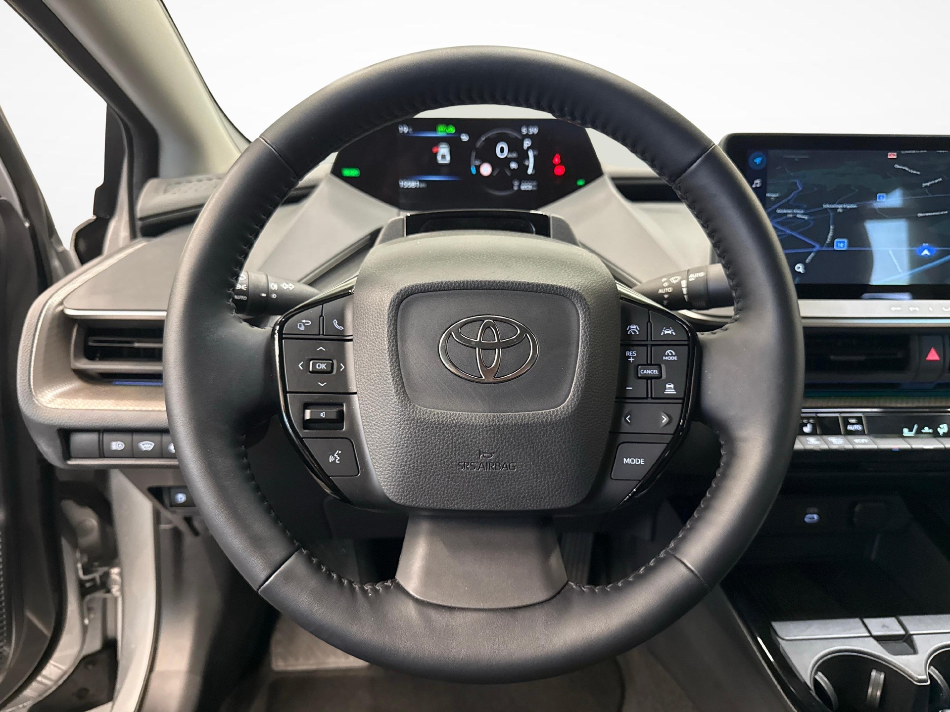 TOYOTA Prius 2.0 Plug-In-Hybrid Style-image-13