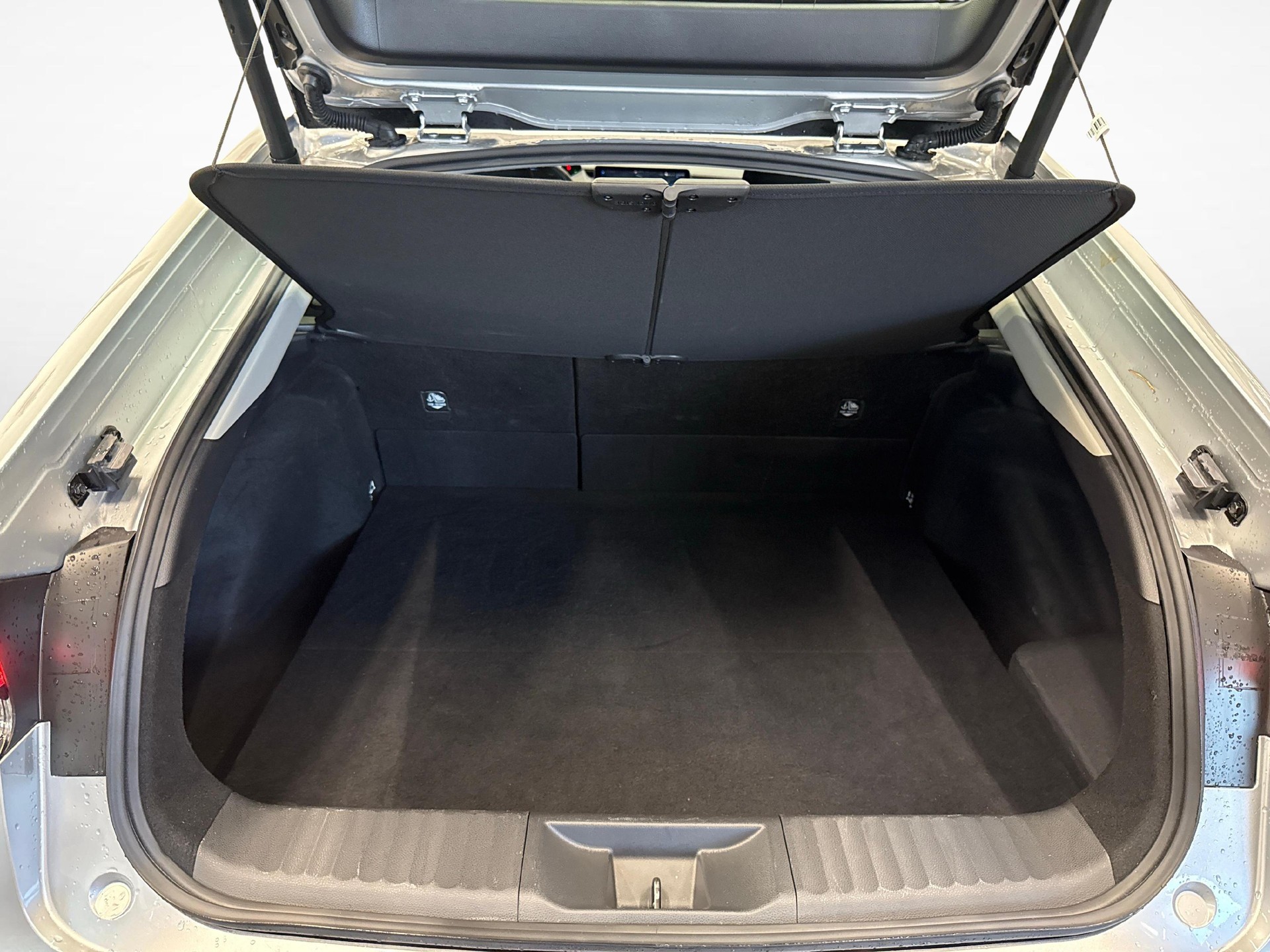 TOYOTA Prius 2.0 Plug-In-Hybrid Style-image-11