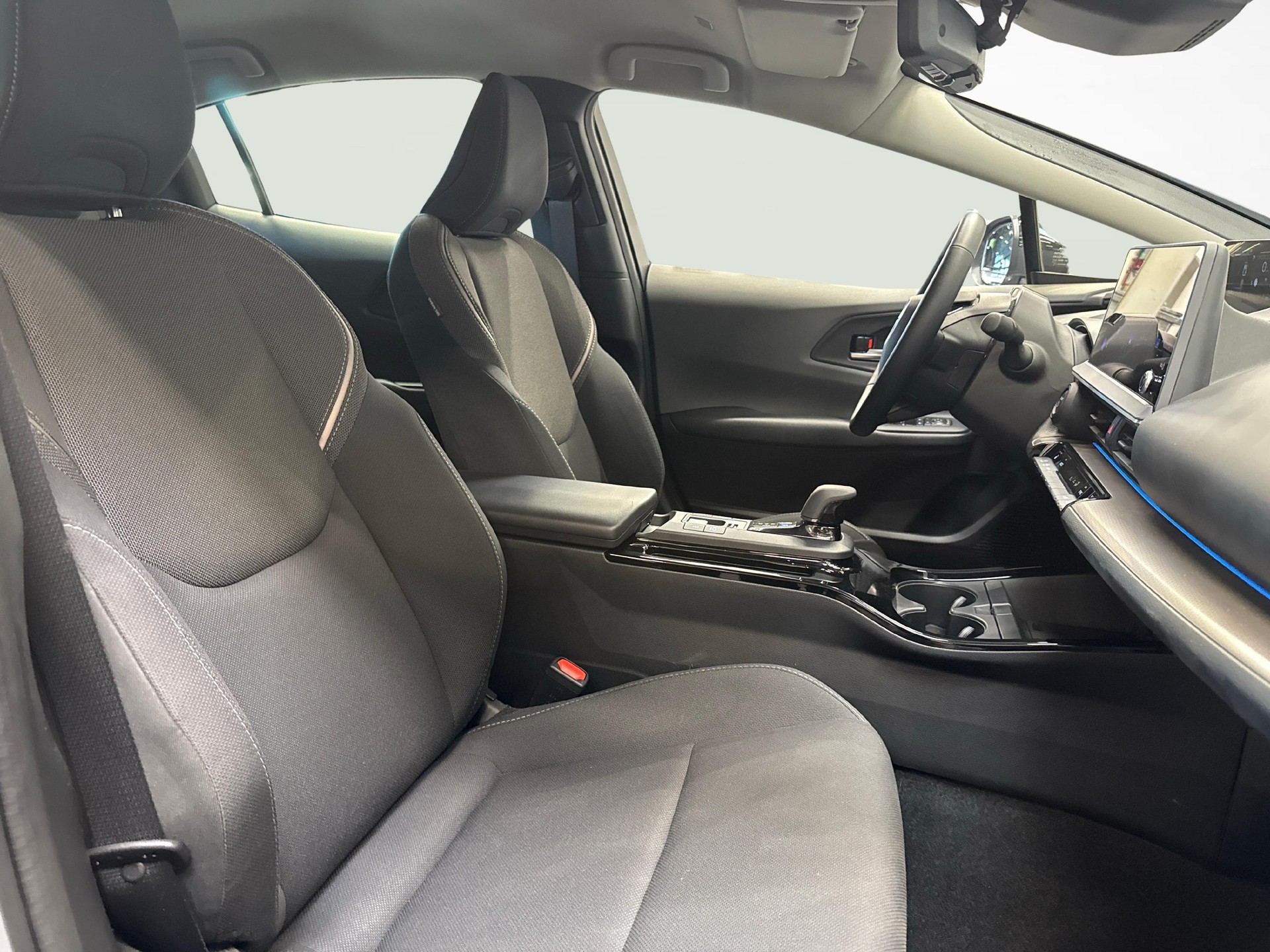 TOYOTA Prius 2.0 Plug-In-Hybrid Style-image-9