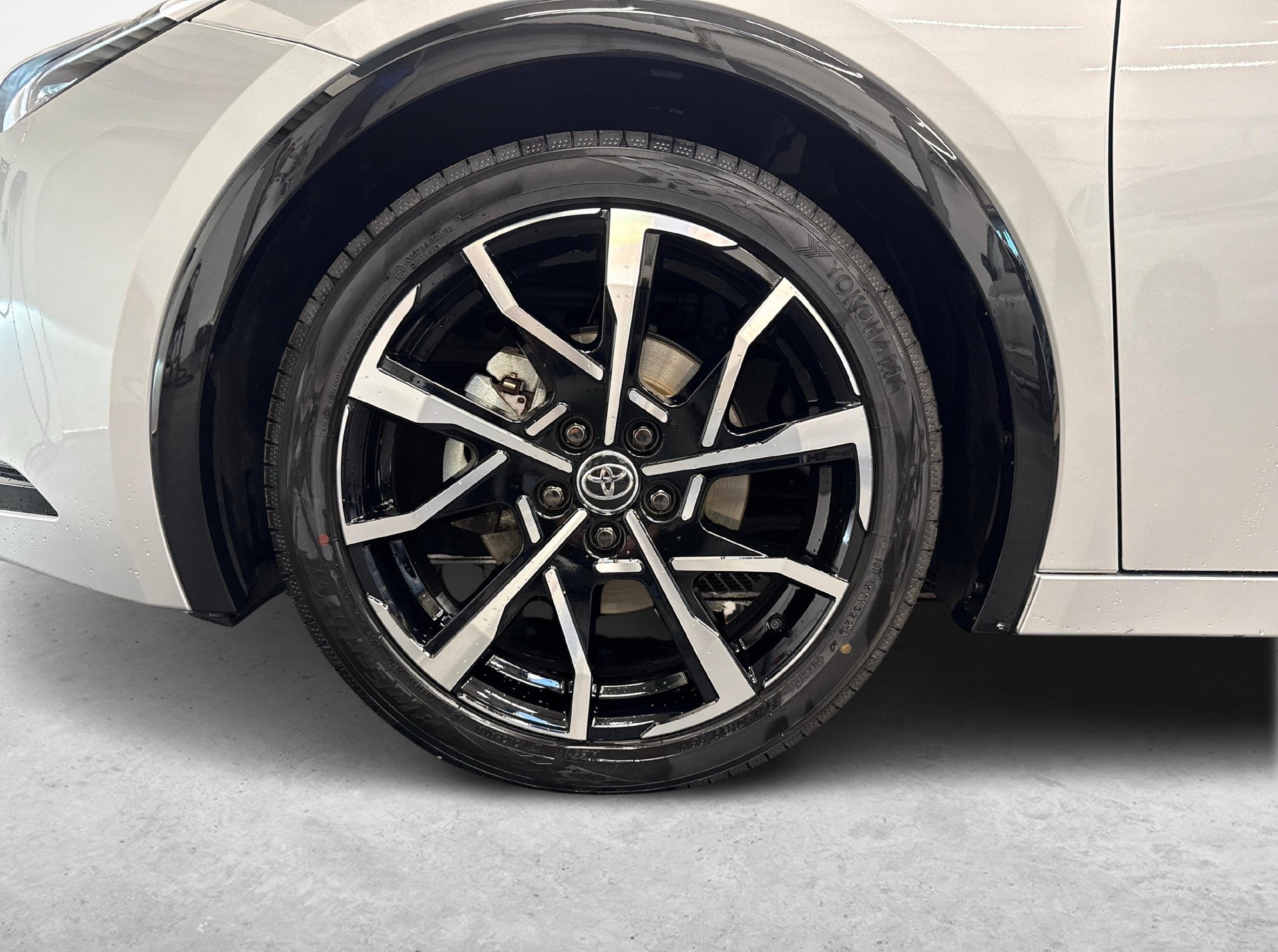 TOYOTA Prius 2.0 Plug-In-Hybrid Style-image-12