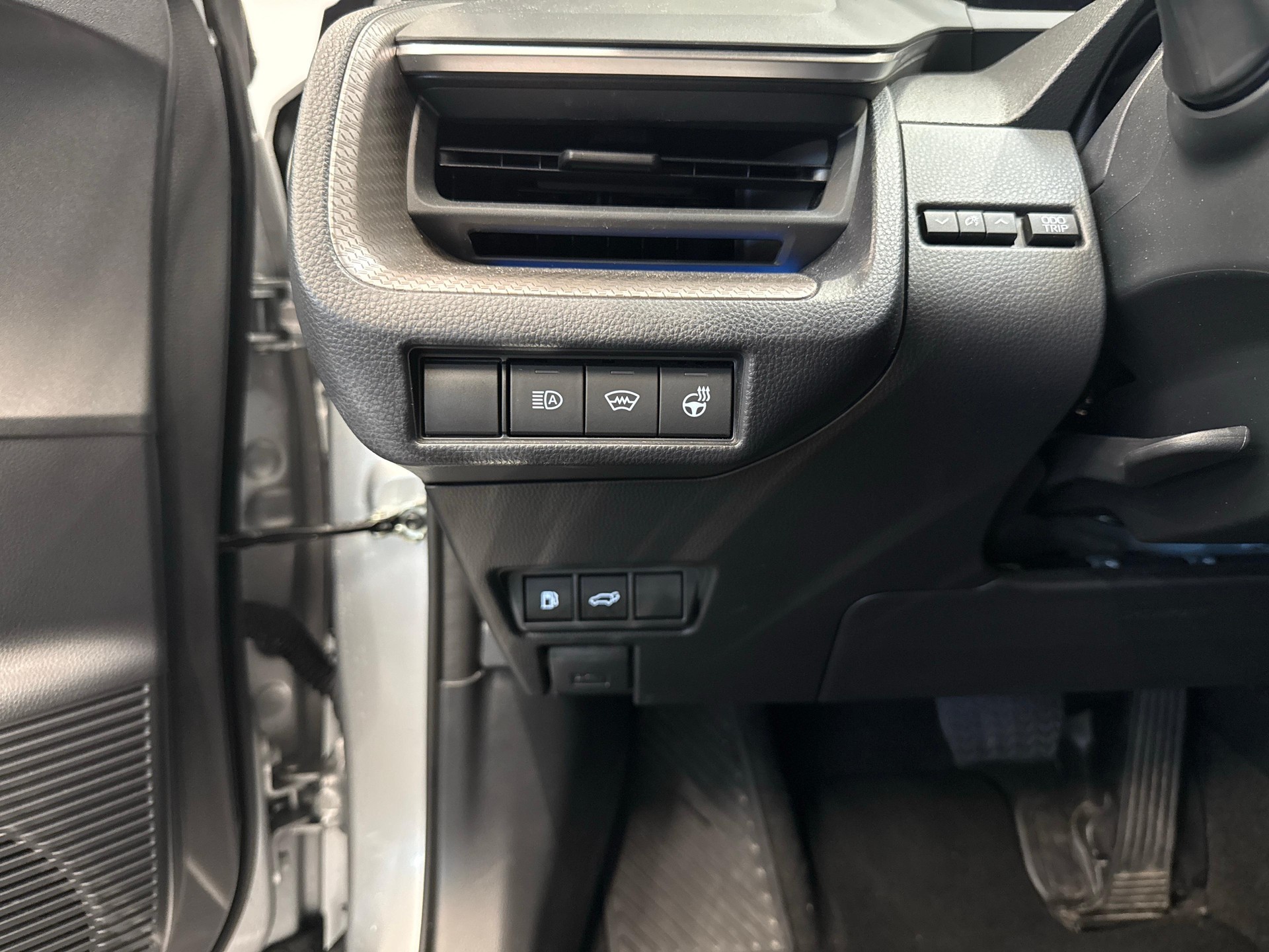 TOYOTA Prius 2.0 Plug-In-Hybrid Style-image-15