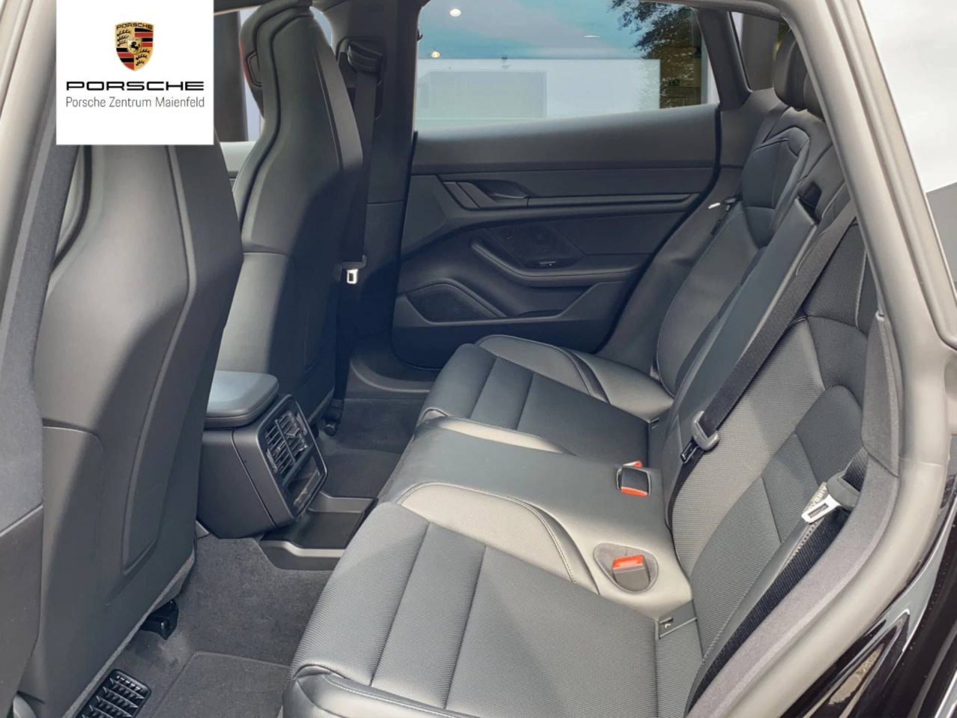 PORSCHE Taycan 4 Cross Turismo-image-8