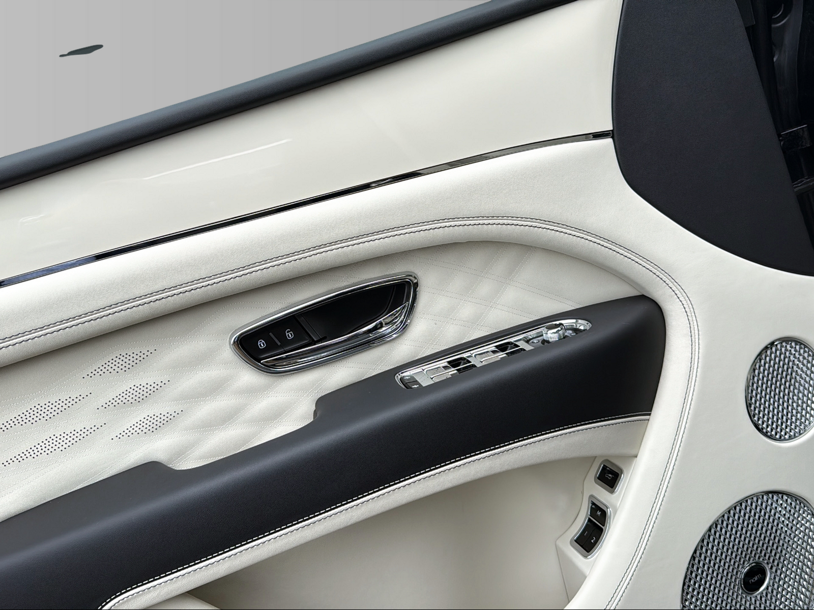 BENTLEY Bentayga Azure-image-13