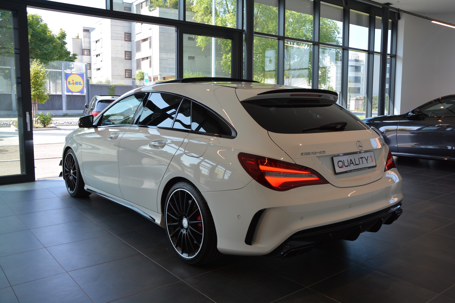 MERCEDES-BENZ CLA Shooting Brake 45 AMG 4Matic Speedshift-image-3