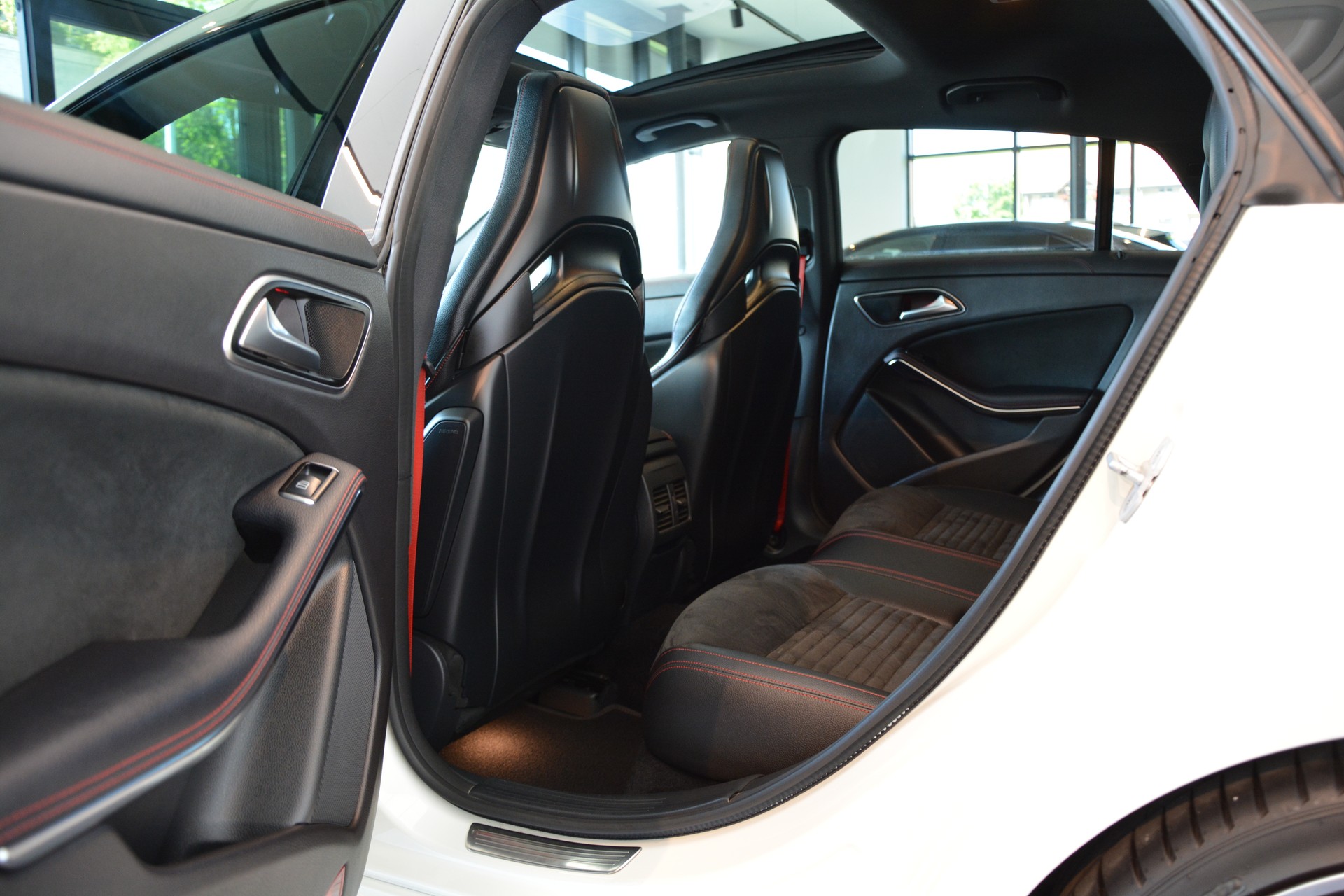 MERCEDES-BENZ CLA Shooting Brake 45 AMG 4Matic Speedshift-image-9