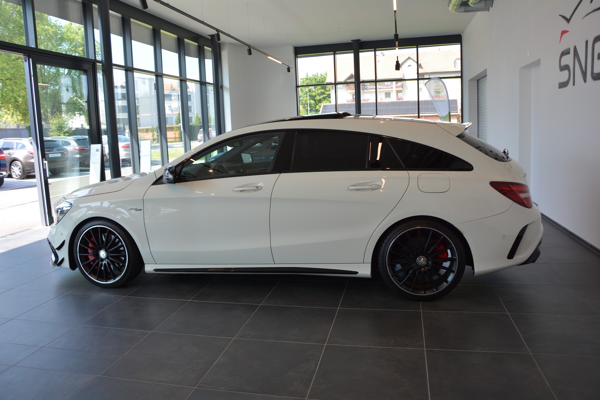MERCEDES-BENZ CLA Shooting Brake 45 AMG 4Matic Speedshift-image-2