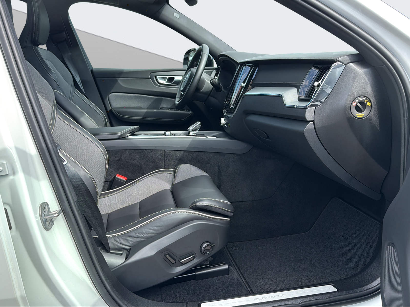 VOLVO XC60 2.0 T6 TE Xcentric eAWD-image-14