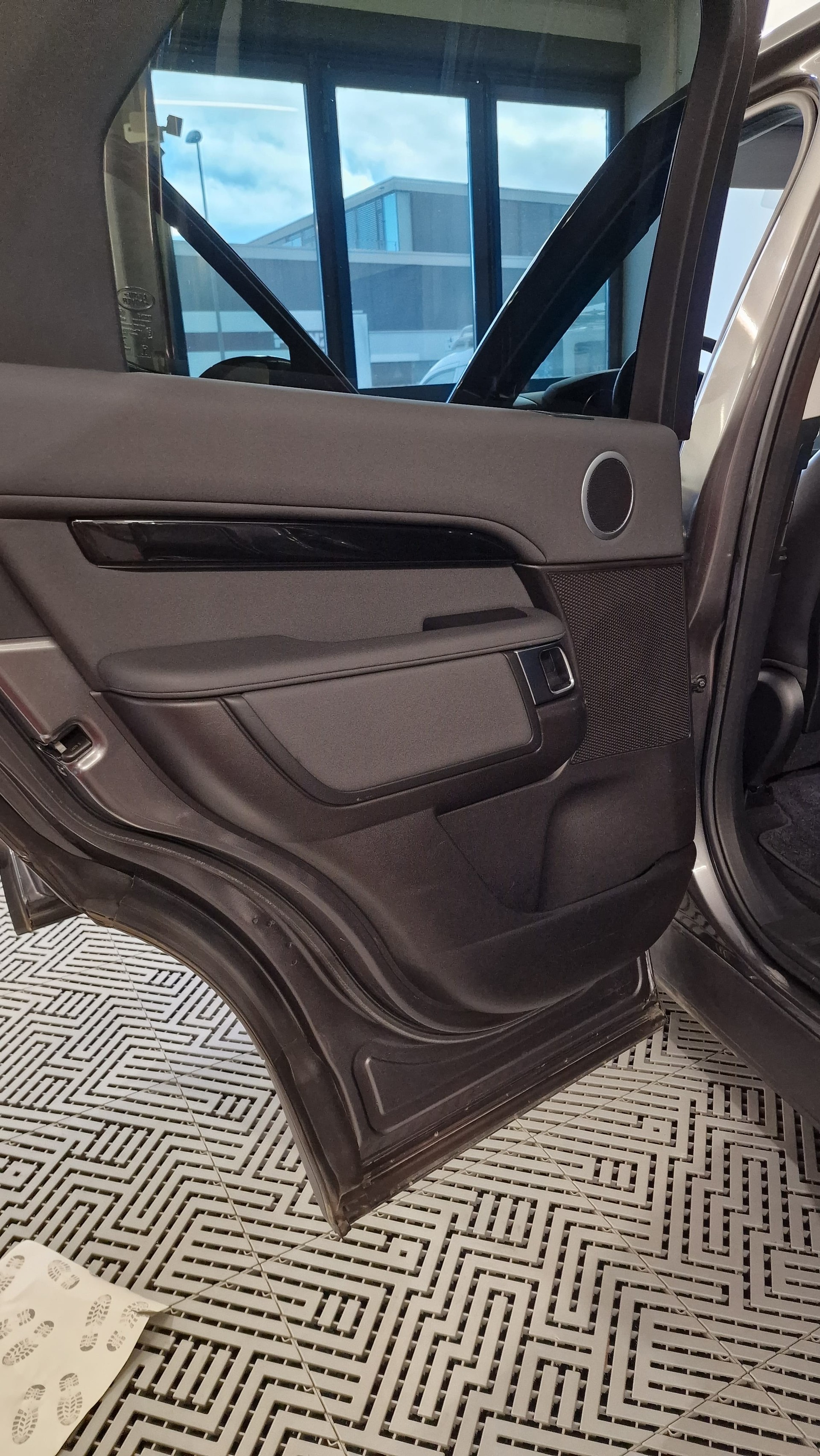 LAND ROVER Discovery 3.0 TD6 SE Automatic-image-9