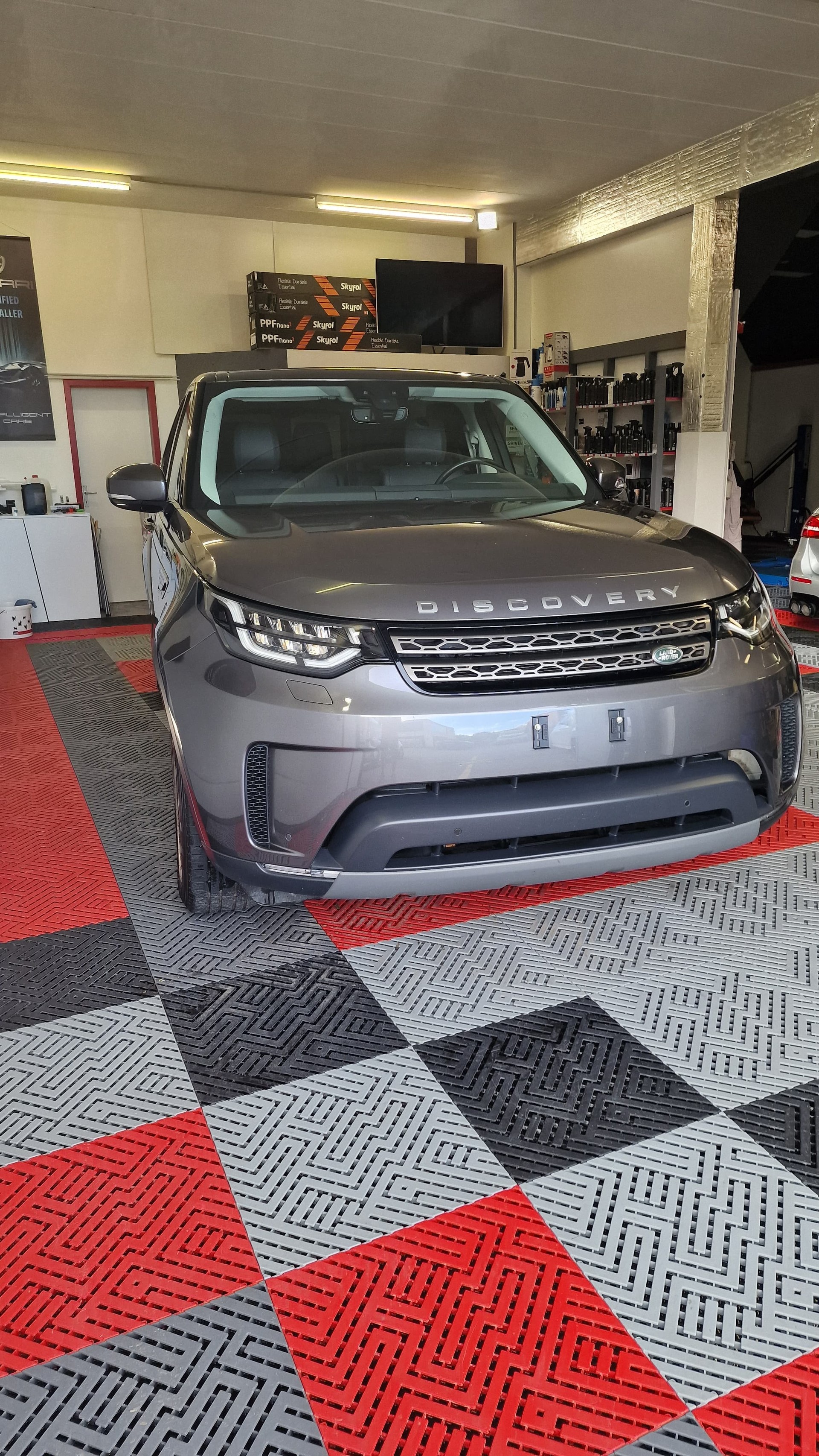 LAND ROVER Discovery 3.0 TD6 SE Automatic-image-0