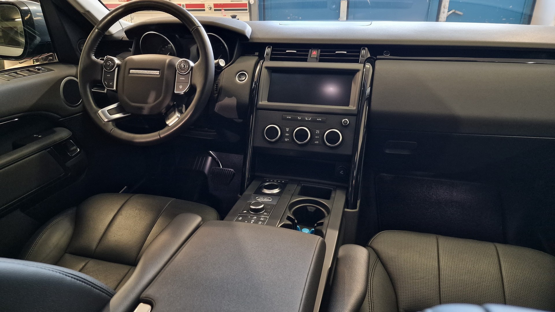 LAND ROVER Discovery 3.0 TD6 SE Automatic-image-12