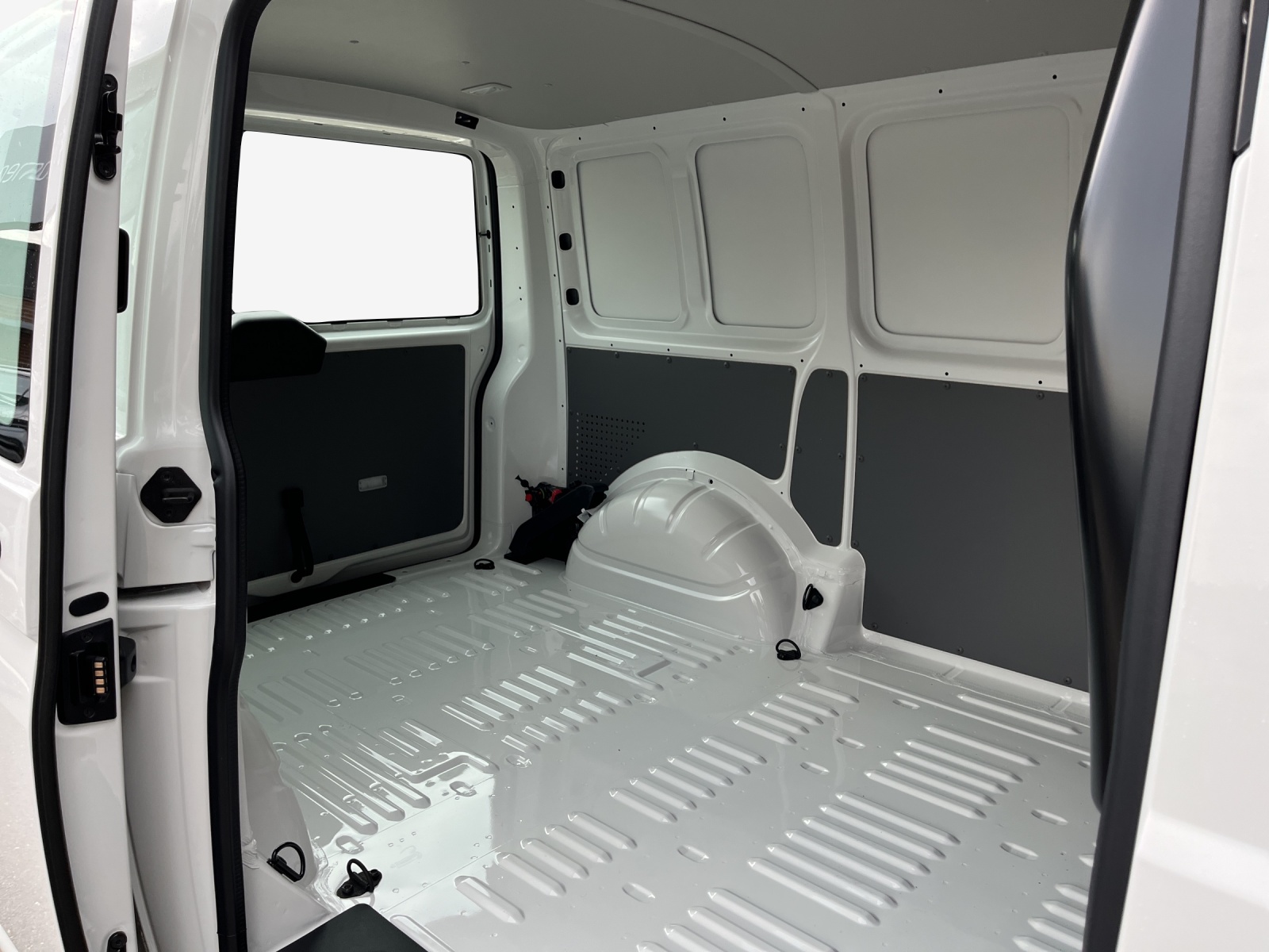VW T6.1 2.0 TDI 4Motion DSG-image-8