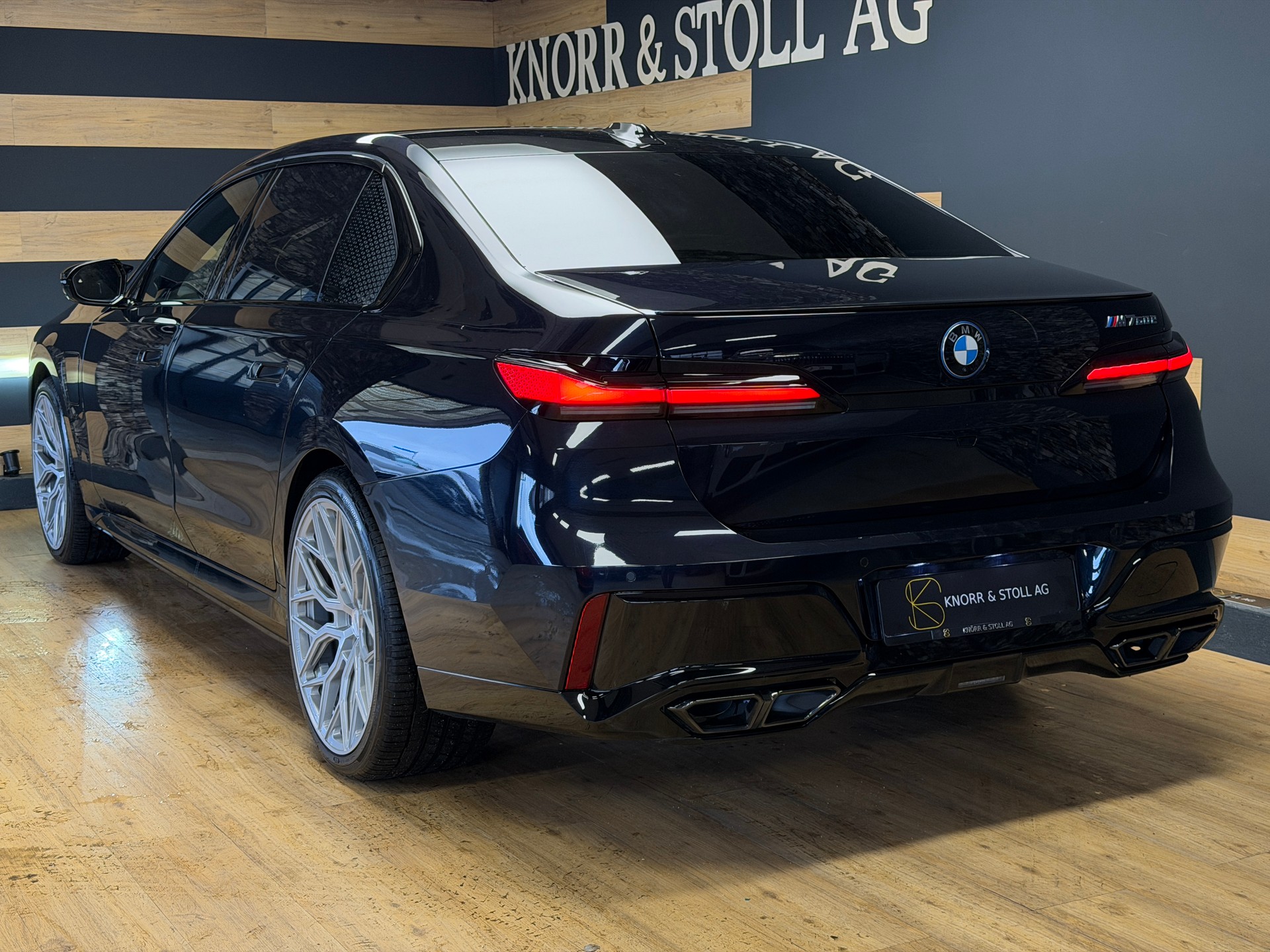 BMW M760e xDrive M SPORT Steptronic-image-19
