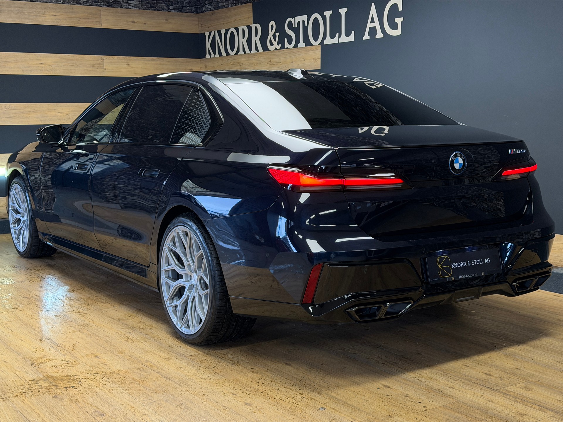 BMW M760e xDrive M SPORT Steptronic-image-18