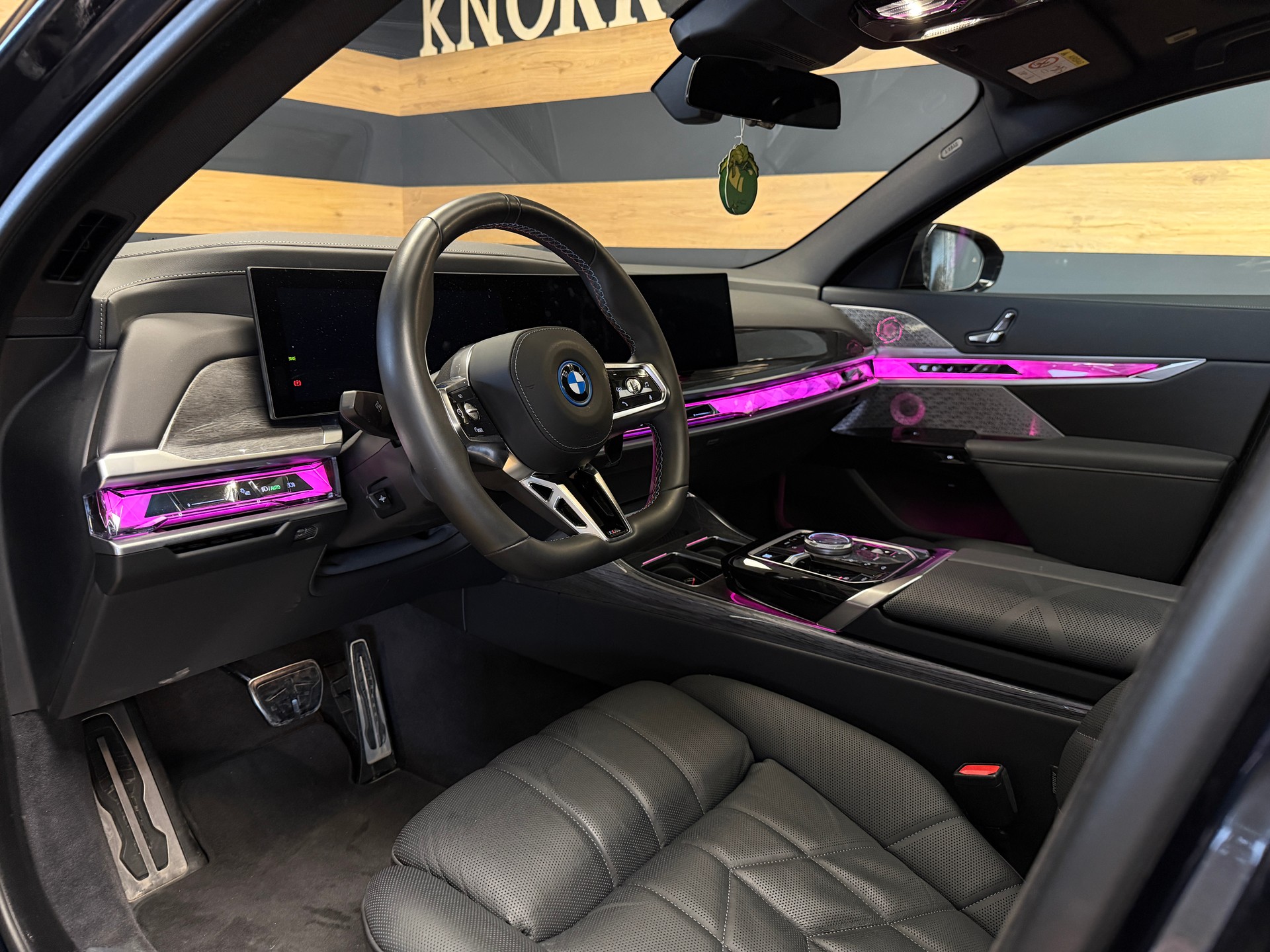 BMW M760e xDrive M SPORT Steptronic-image-13