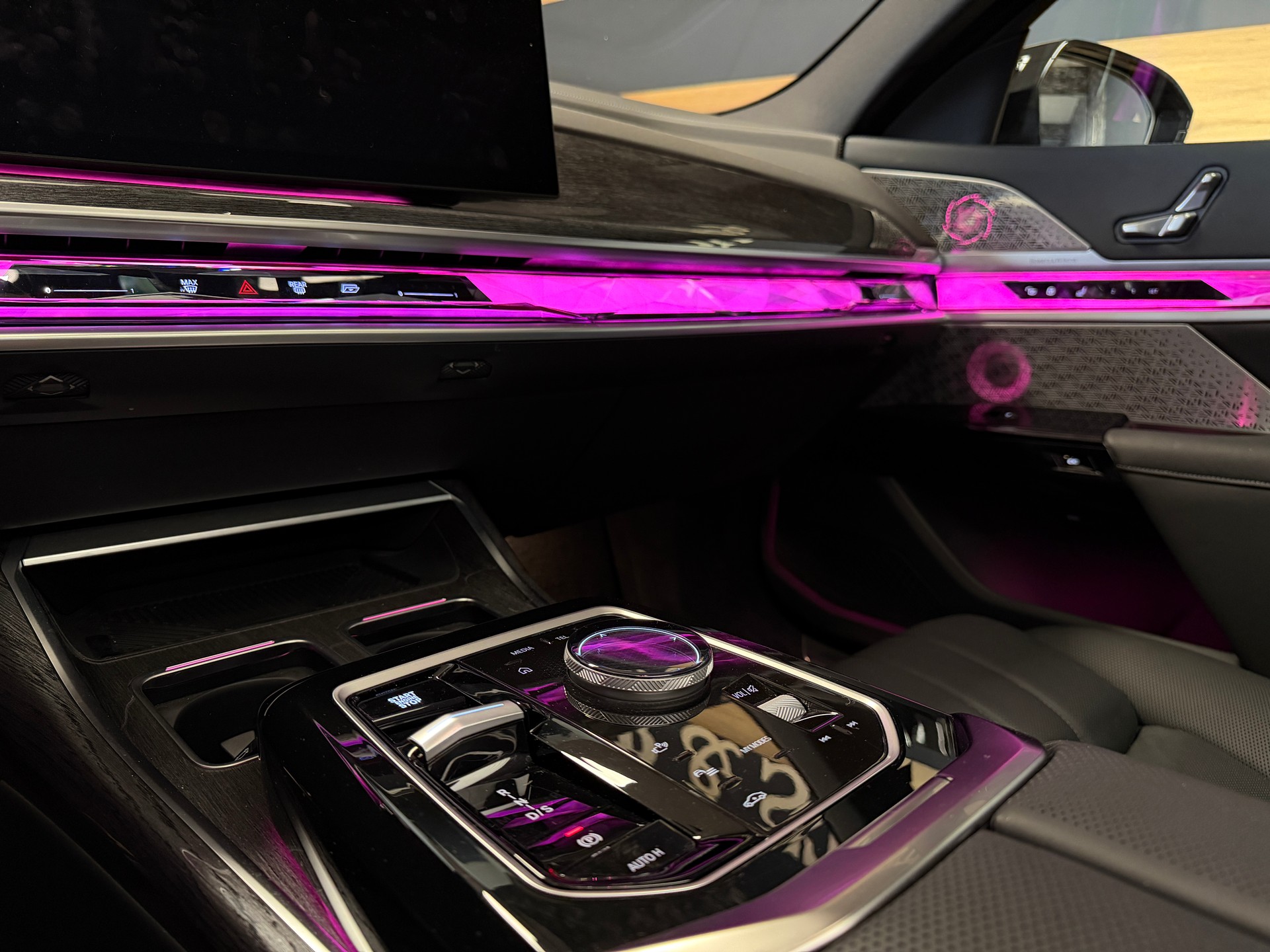 BMW M760e xDrive M SPORT Steptronic-image-10