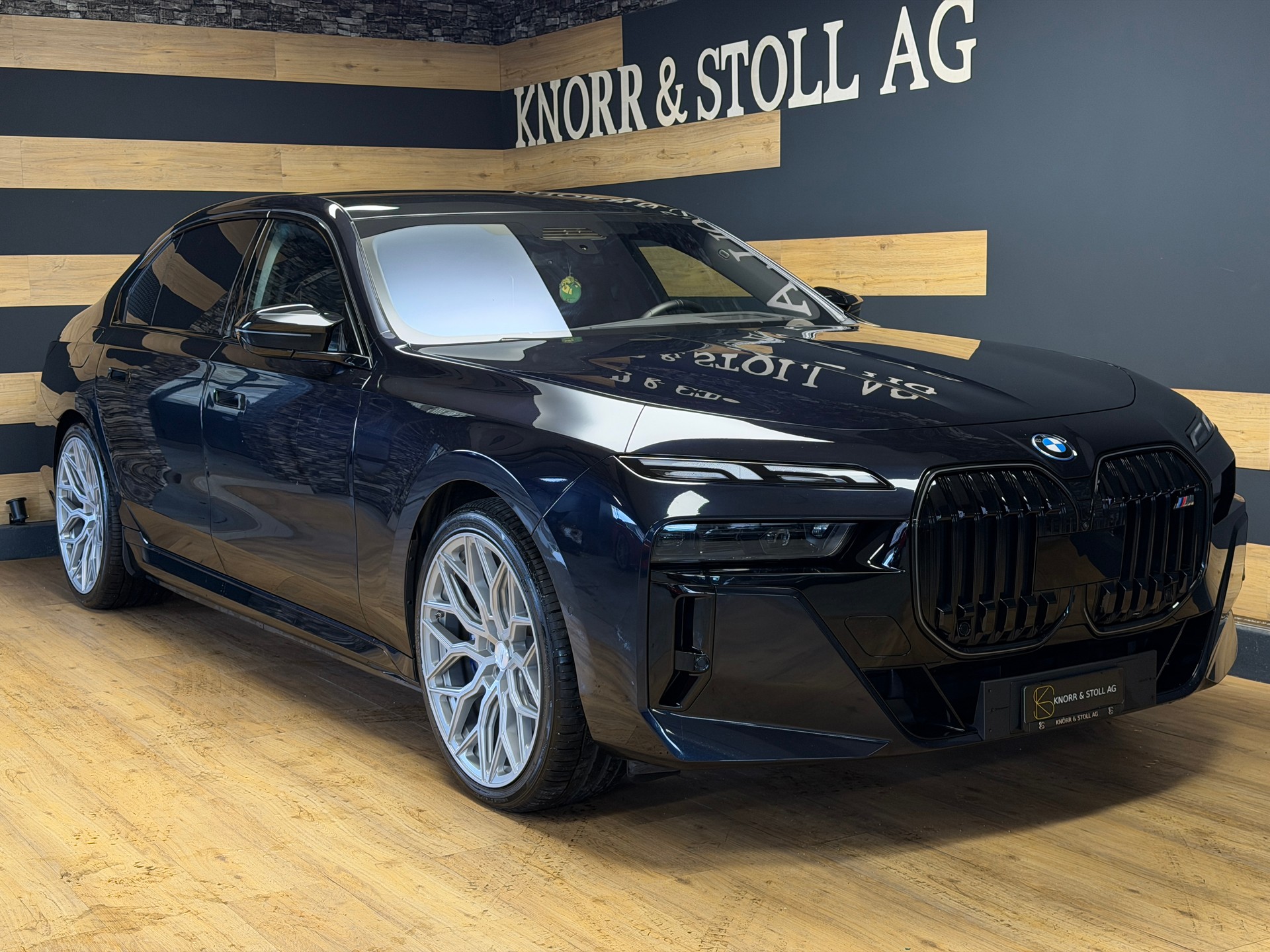 BMW M760e xDrive M SPORT Steptronic-image-0