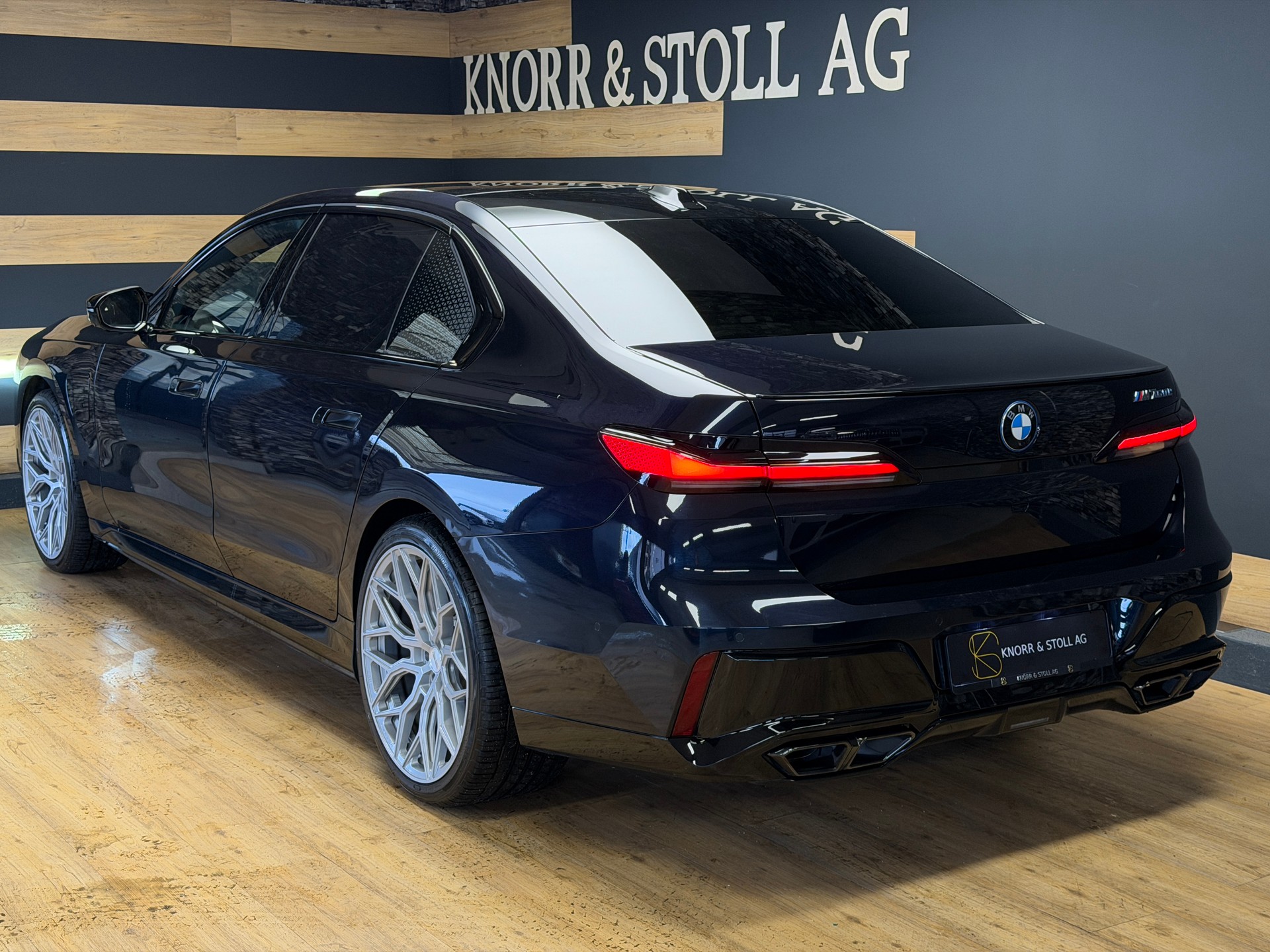 BMW M760e xDrive M SPORT Steptronic-image-17