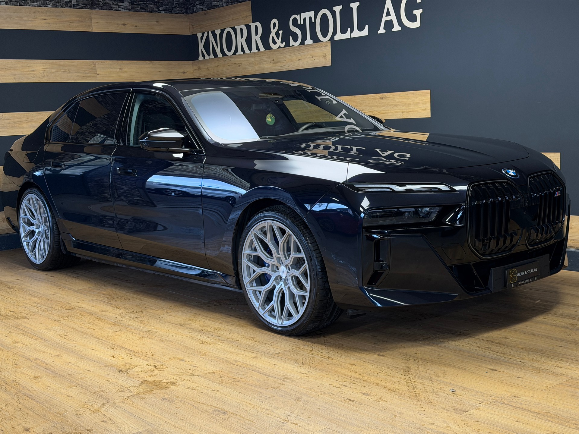 BMW M760e xDrive M SPORT Steptronic-image-1