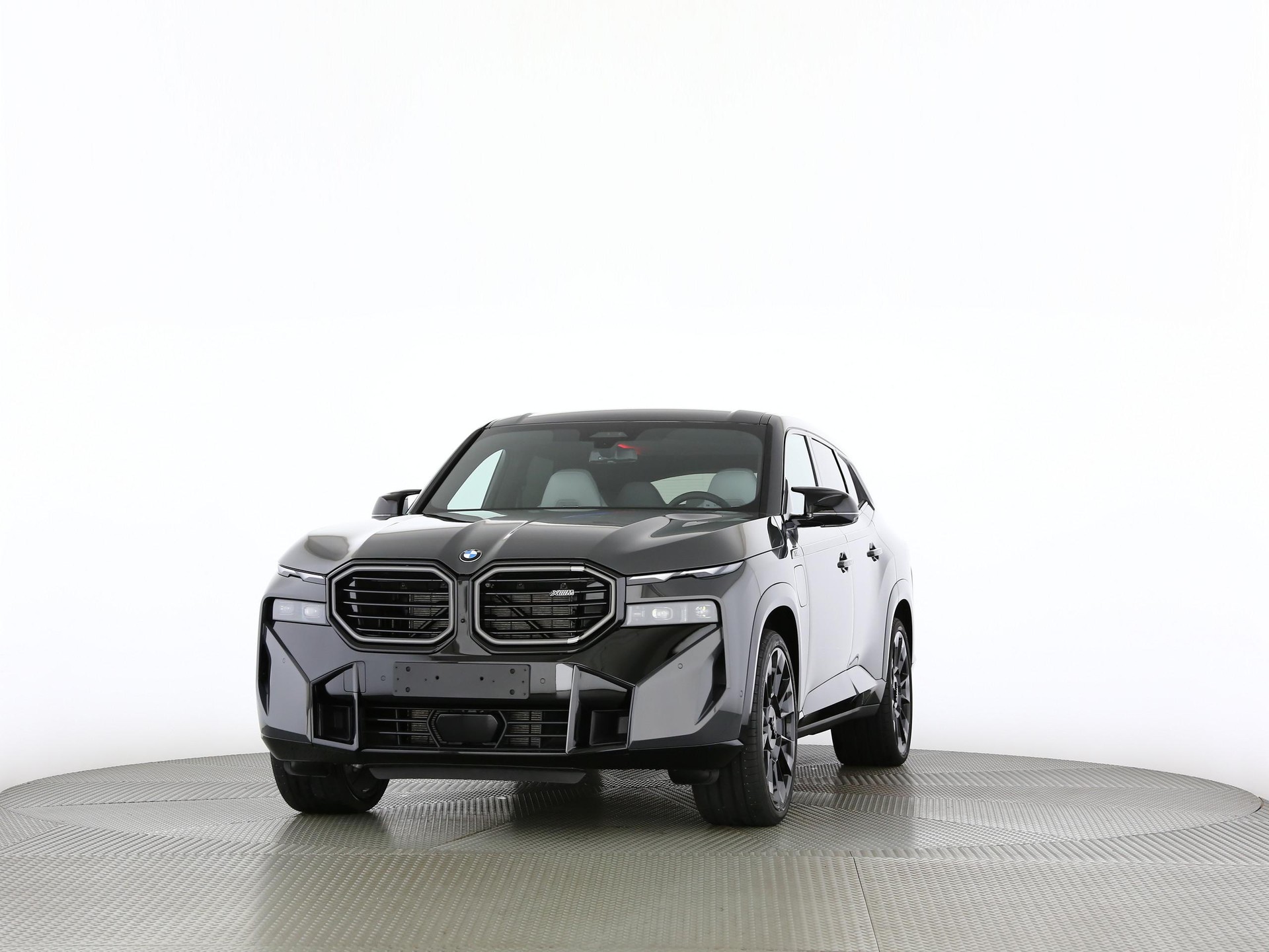 BMW XM 50e Plug-in Hybrid-image-6