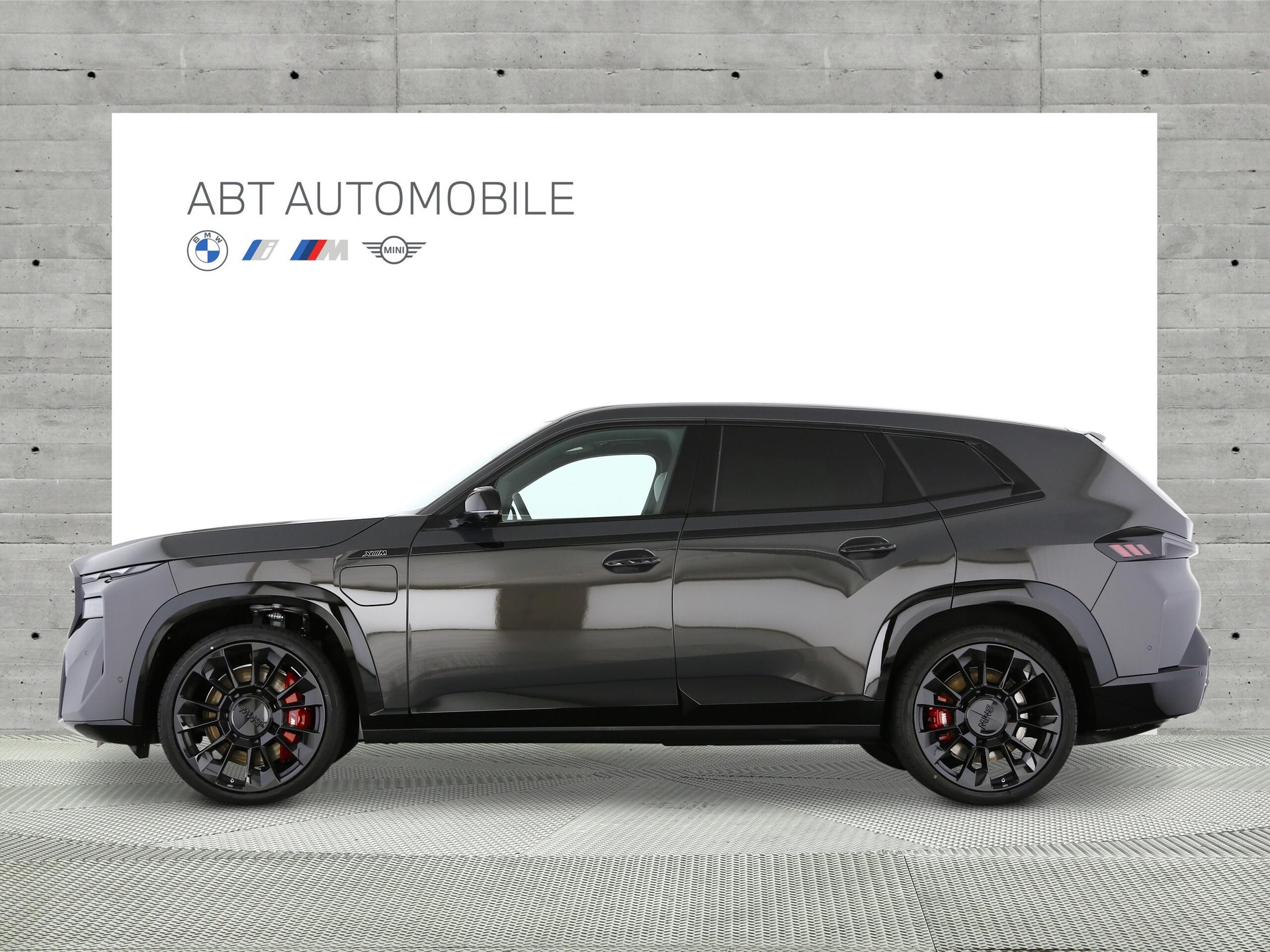 BMW XM 50e Plug-in Hybrid-image-1
