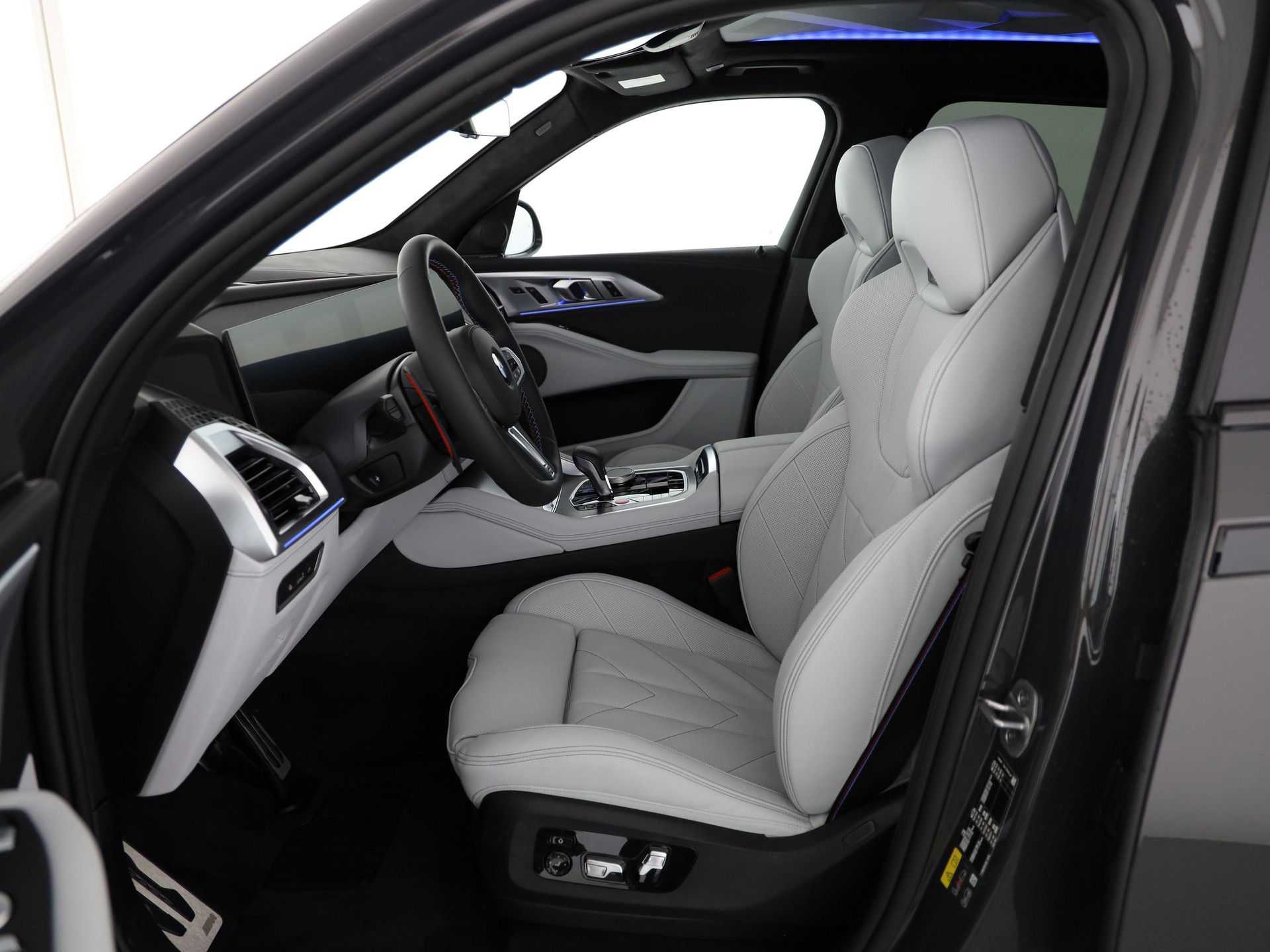 BMW XM 50e Plug-in Hybrid-image-4