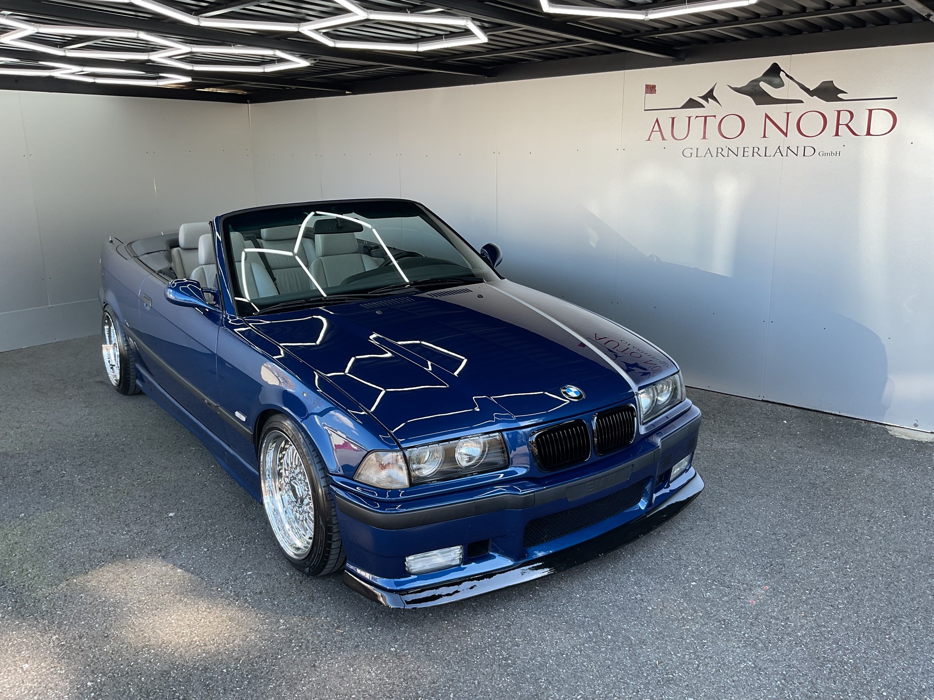 BMW 328i Cabrio-showroom-element-1