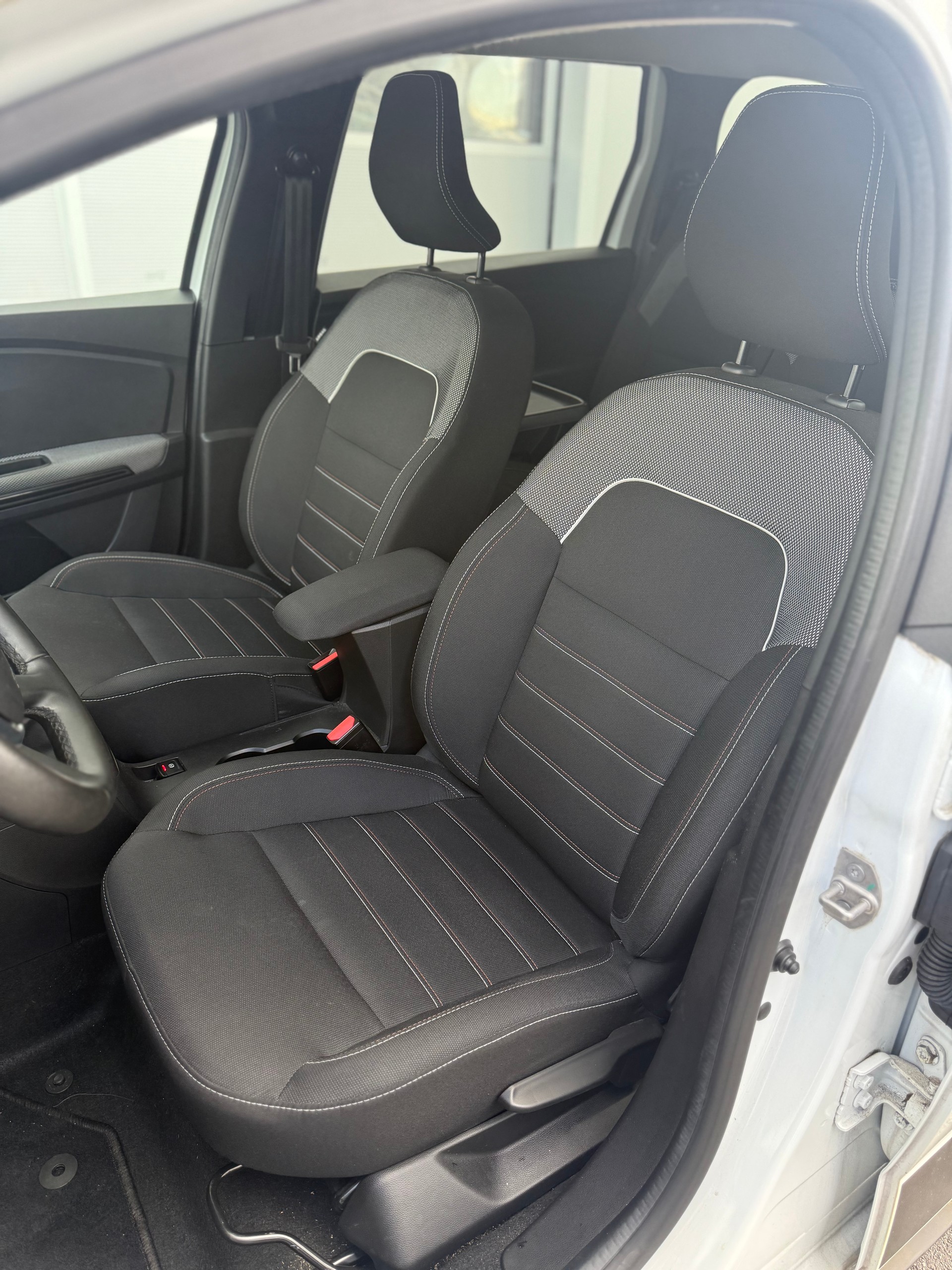 DACIA Jogger TCe 110 Extreme-image-9
