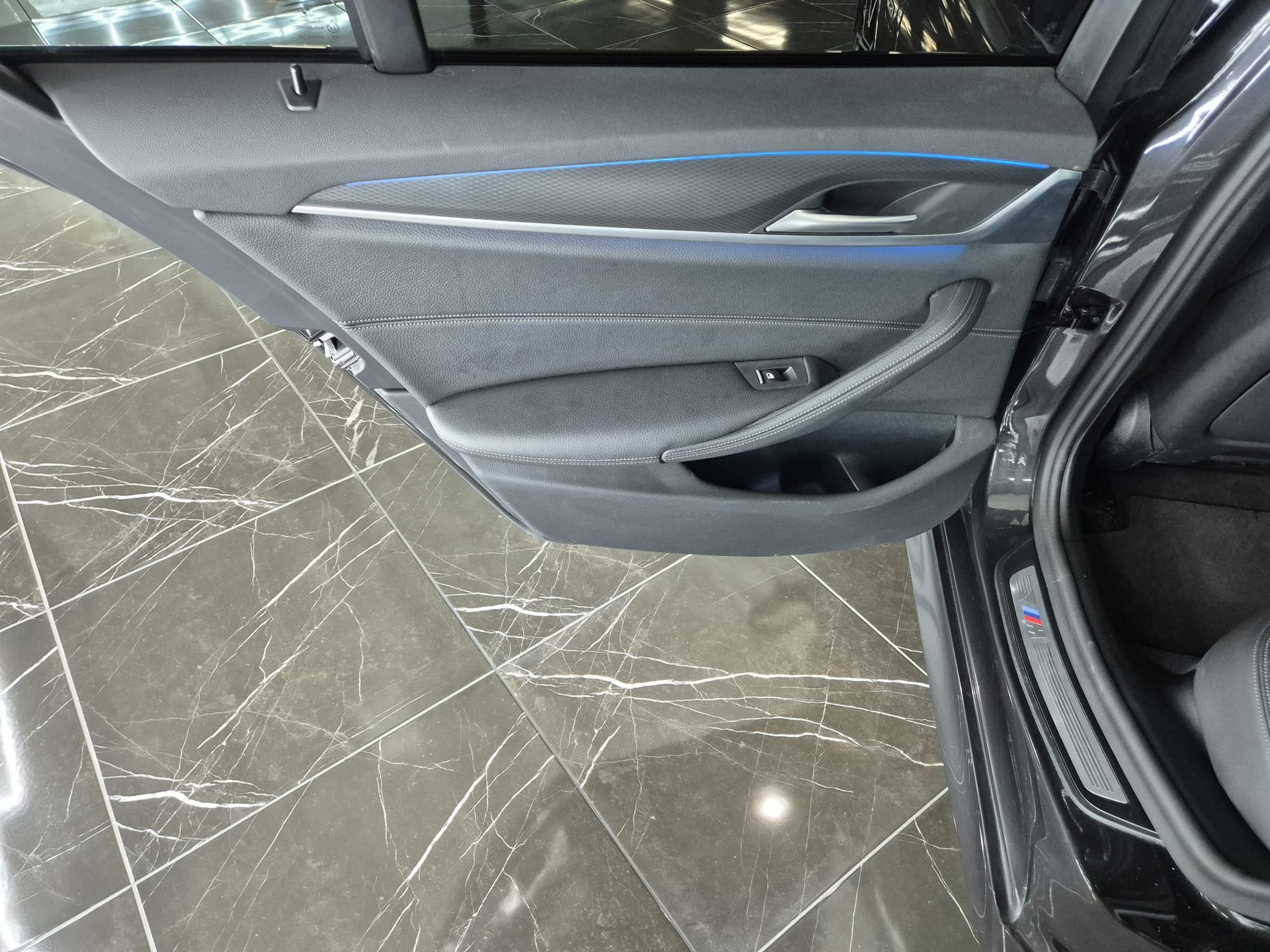 BMW 530e xDrive Touring M Sport Steptronic-image-21