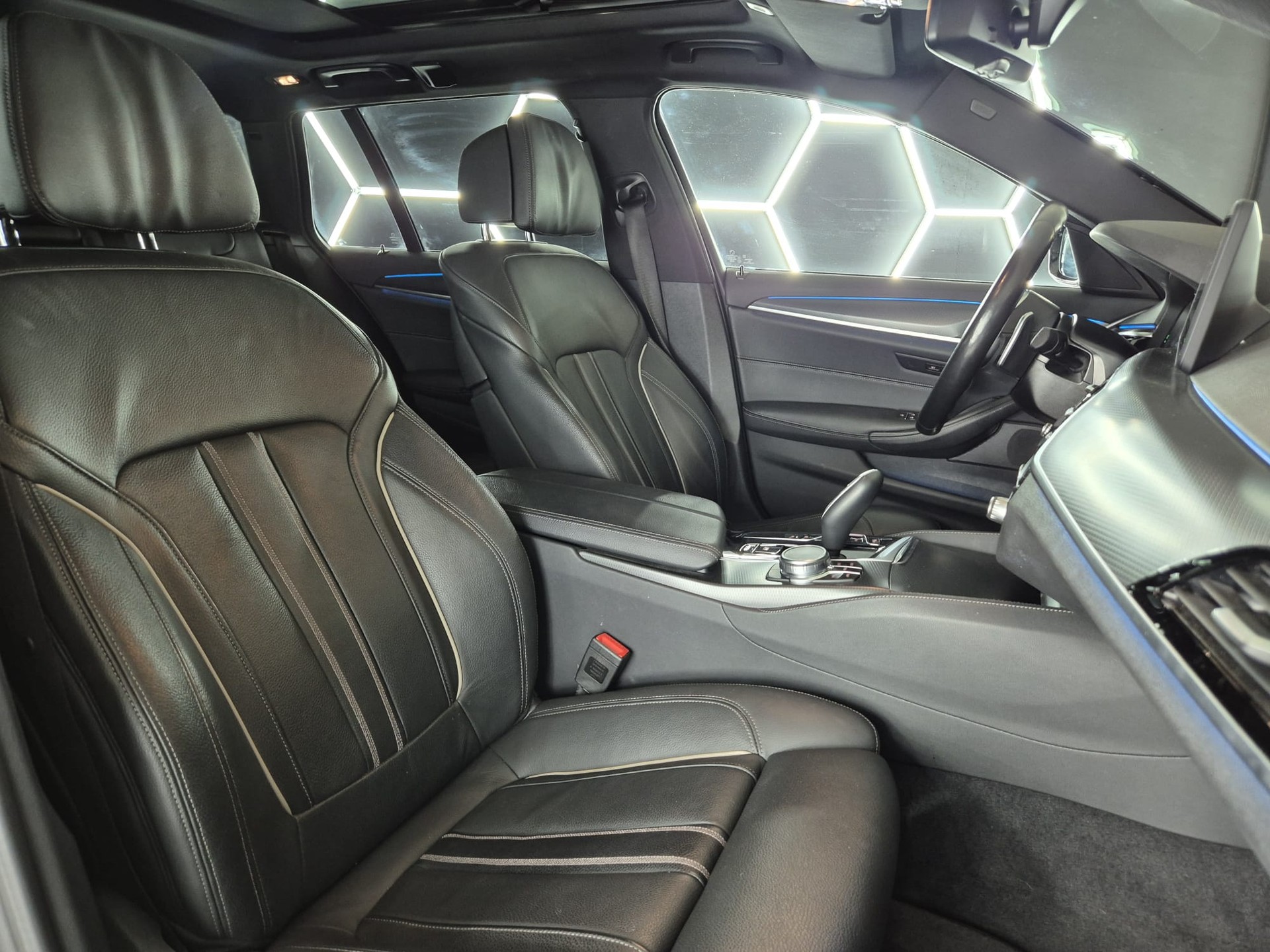 BMW 530e xDrive Touring M Sport Steptronic-image-25