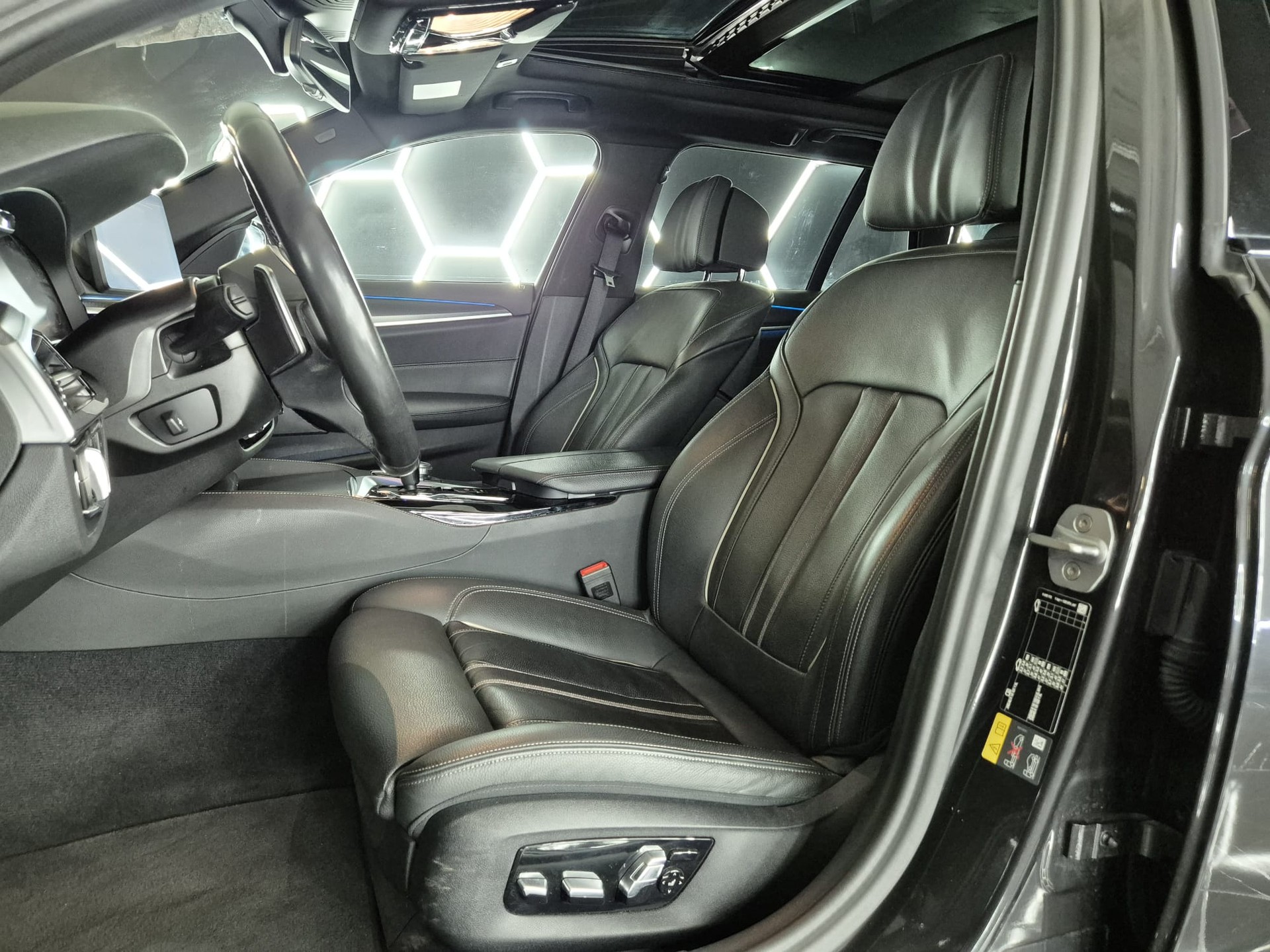 BMW 530e xDrive Touring M Sport Steptronic-image-16