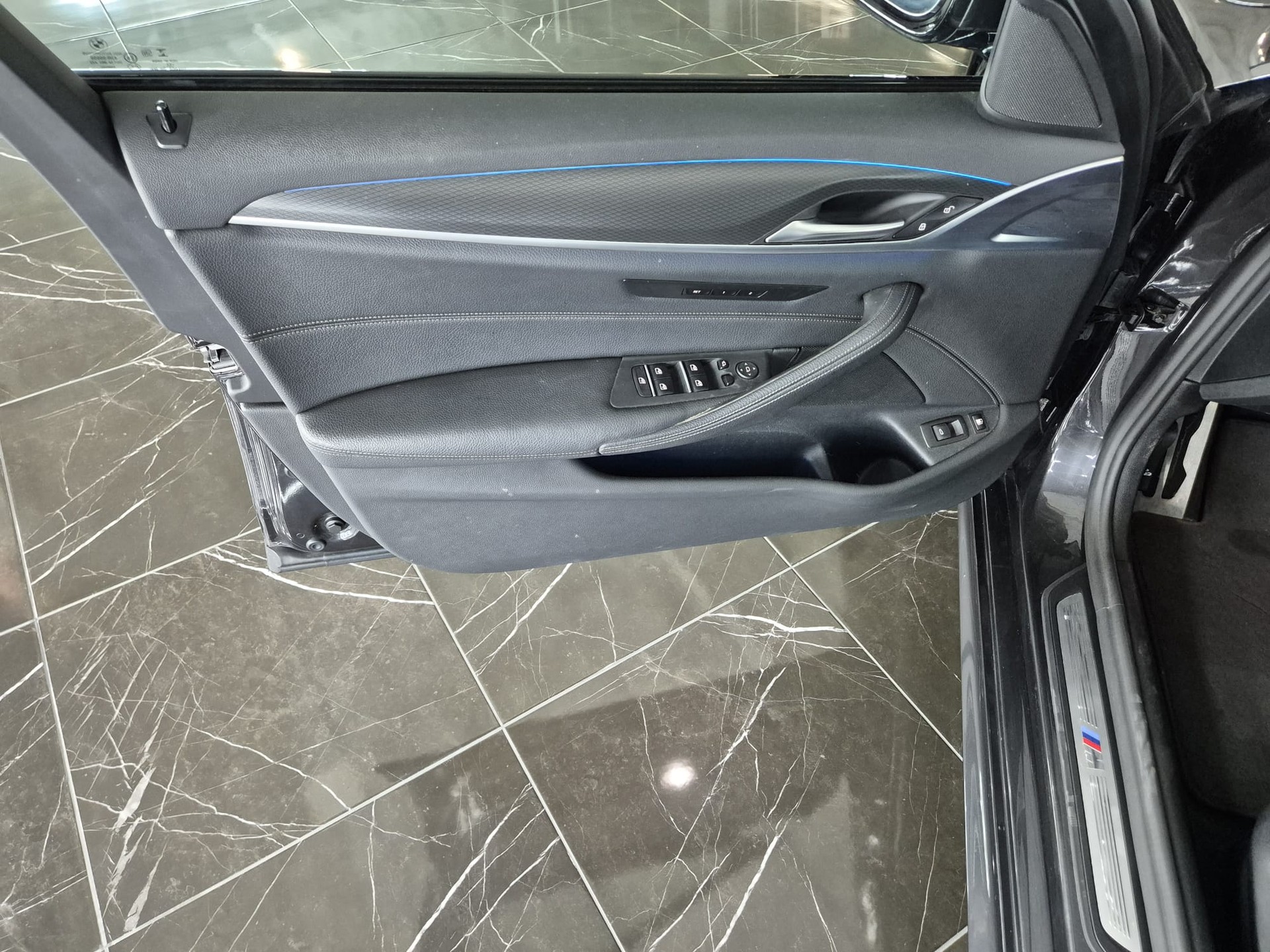 BMW 530e xDrive Touring M Sport Steptronic-image-18