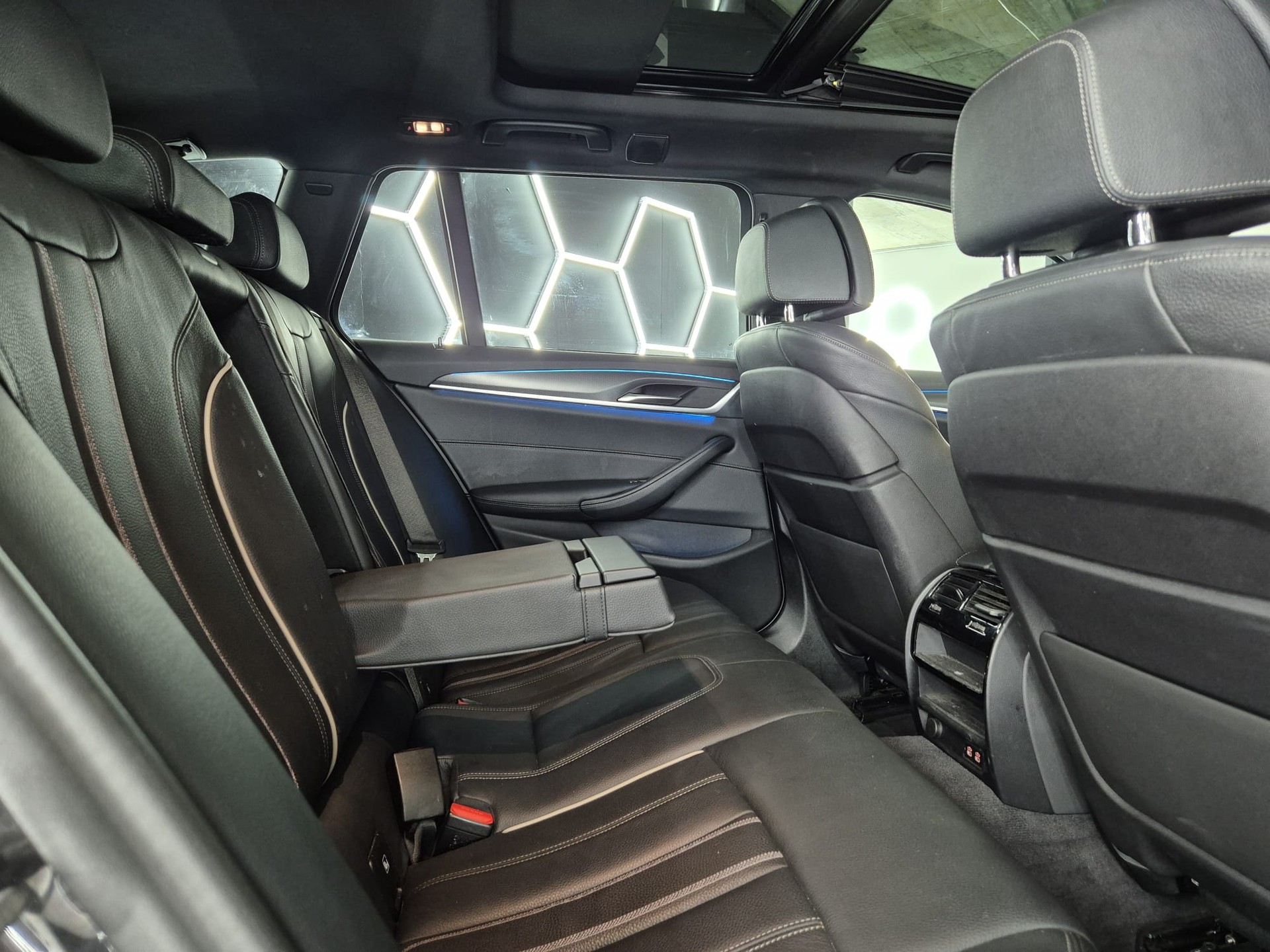 BMW 530e xDrive Touring M Sport Steptronic-image-22
