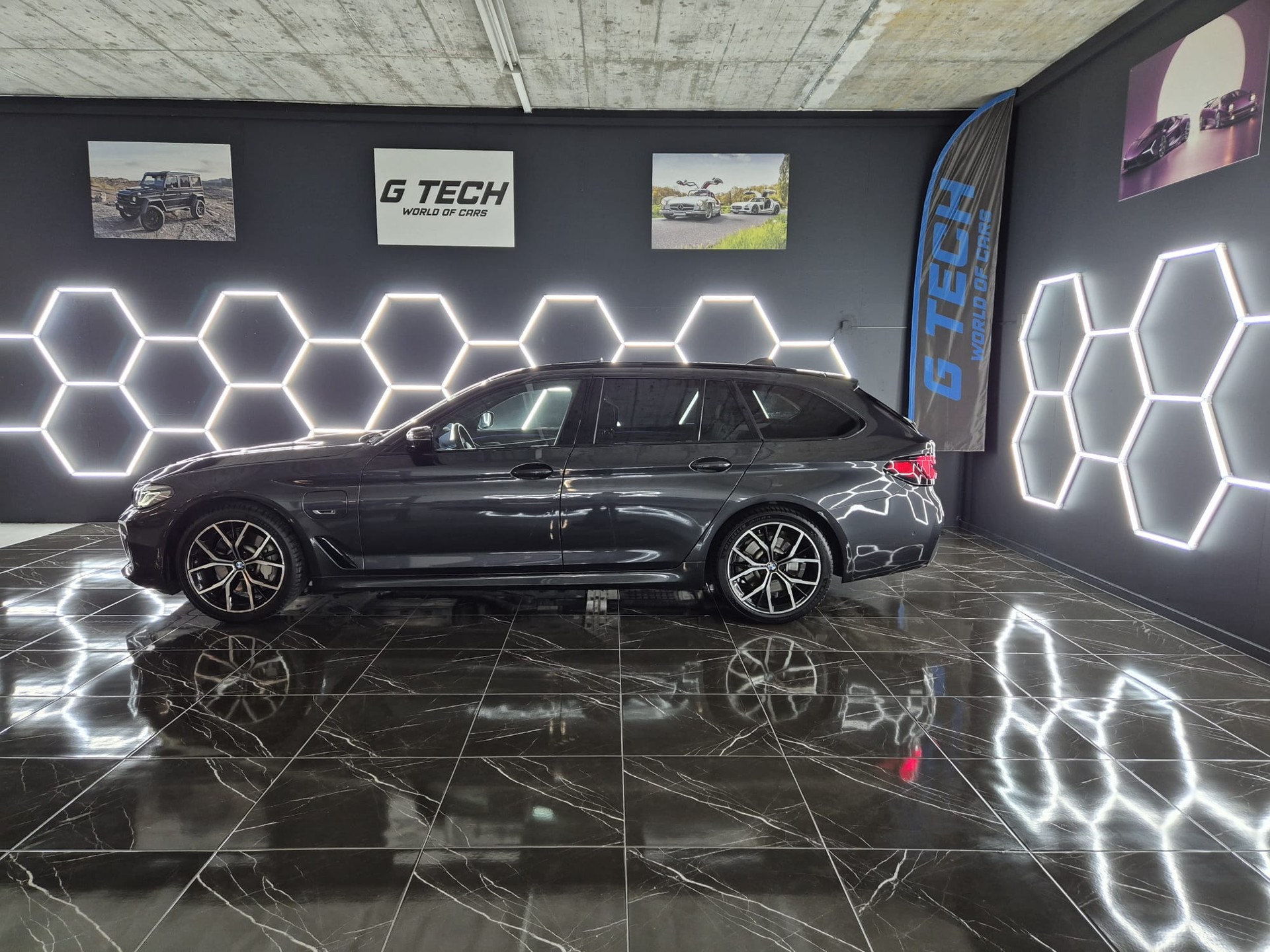 BMW 530e xDrive Touring M Sport Steptronic-showroom-element-1