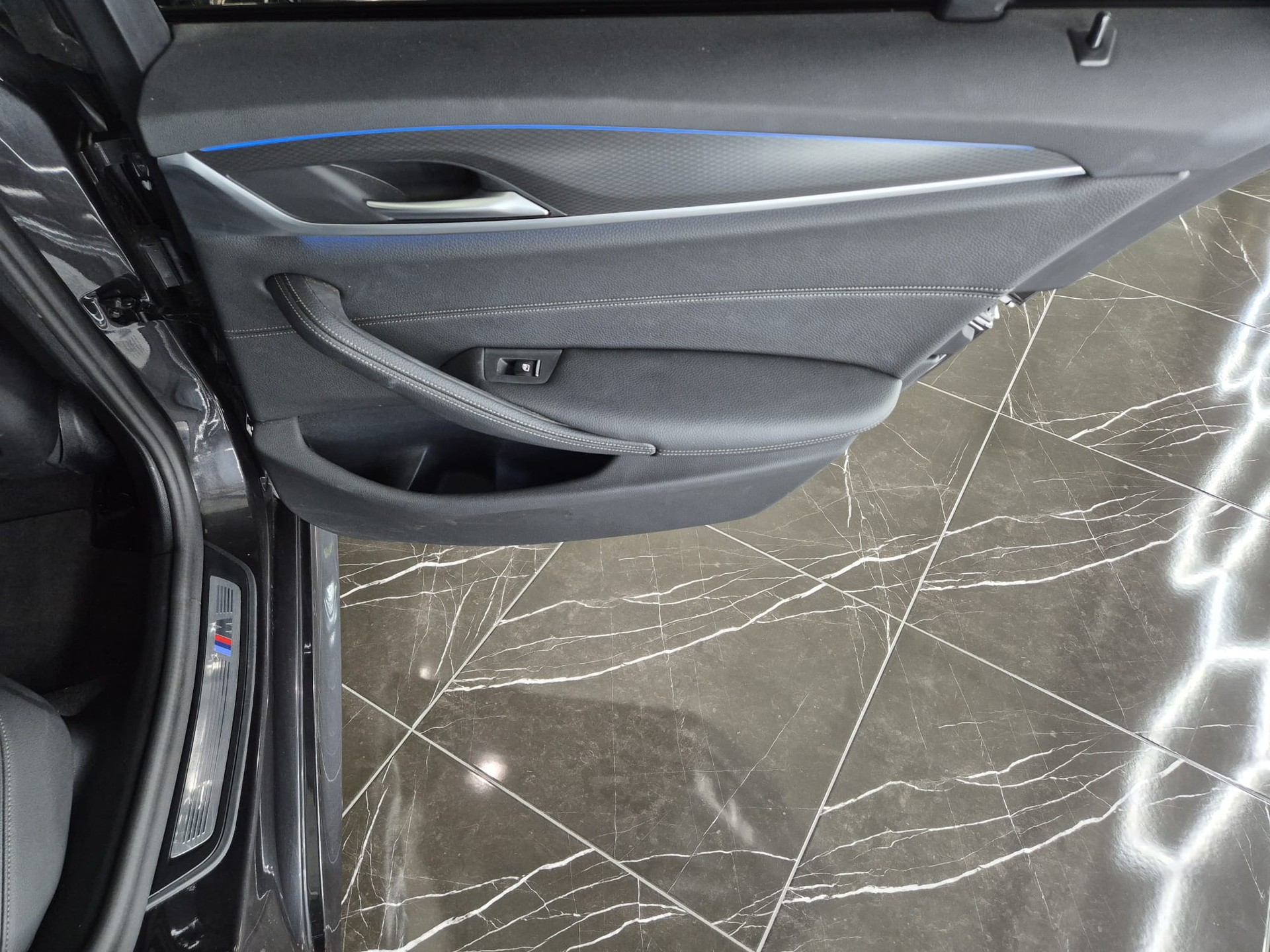 BMW 530e xDrive Touring M Sport Steptronic-image-24