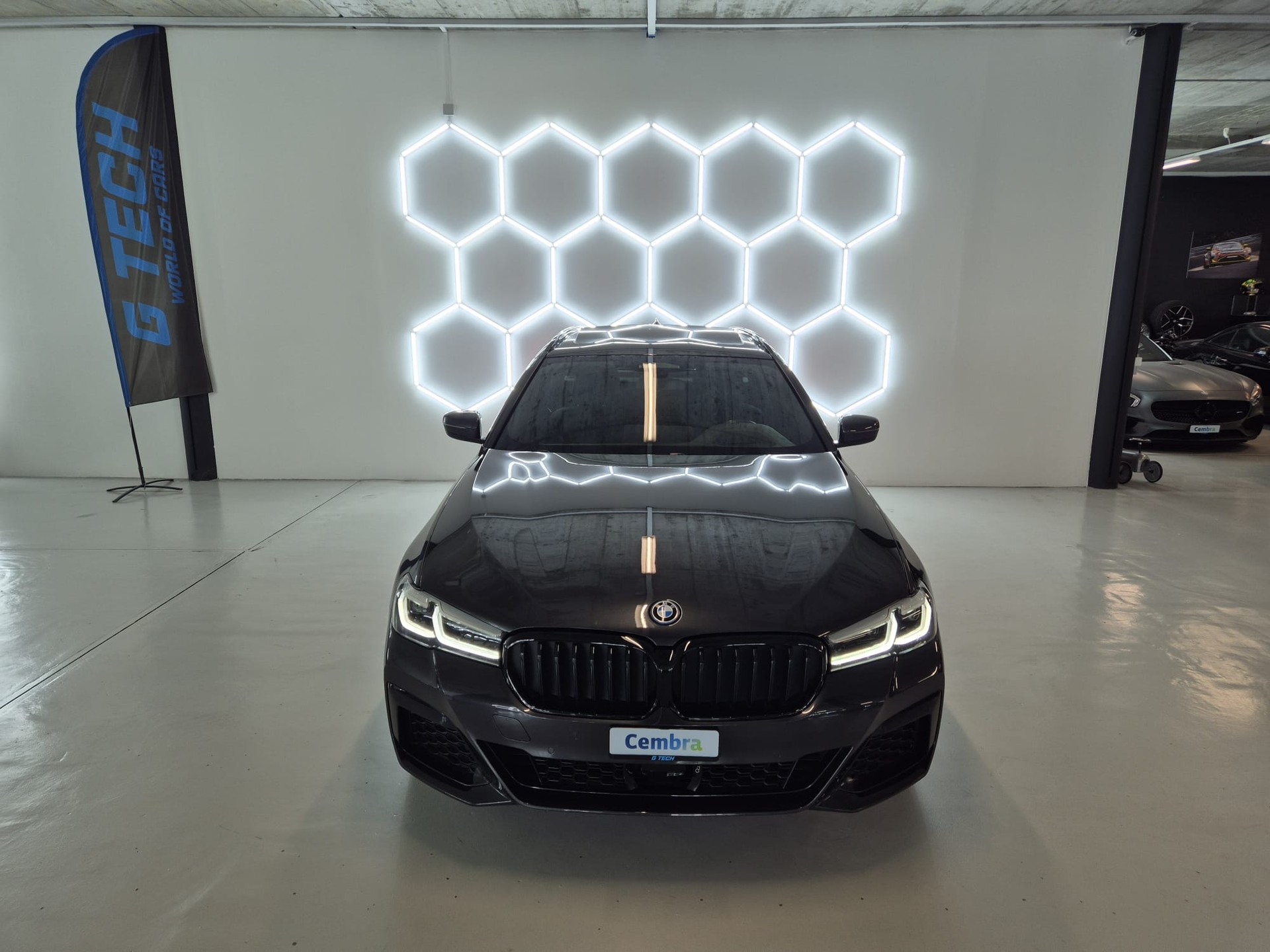 BMW 530e xDrive Touring M Sport Steptronic-showroom-element-1