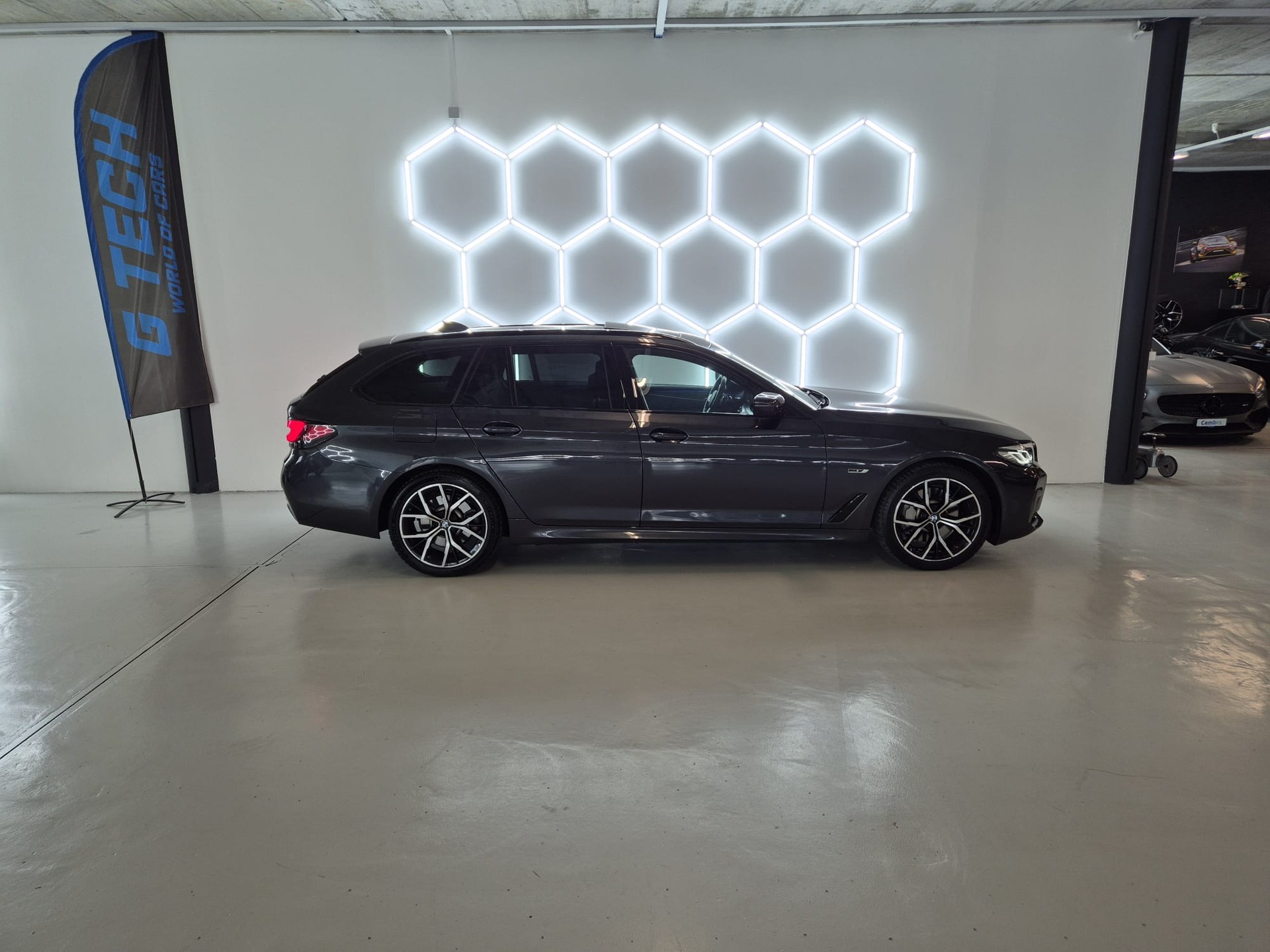 BMW 530e xDrive Touring M Sport Steptronic-image-8