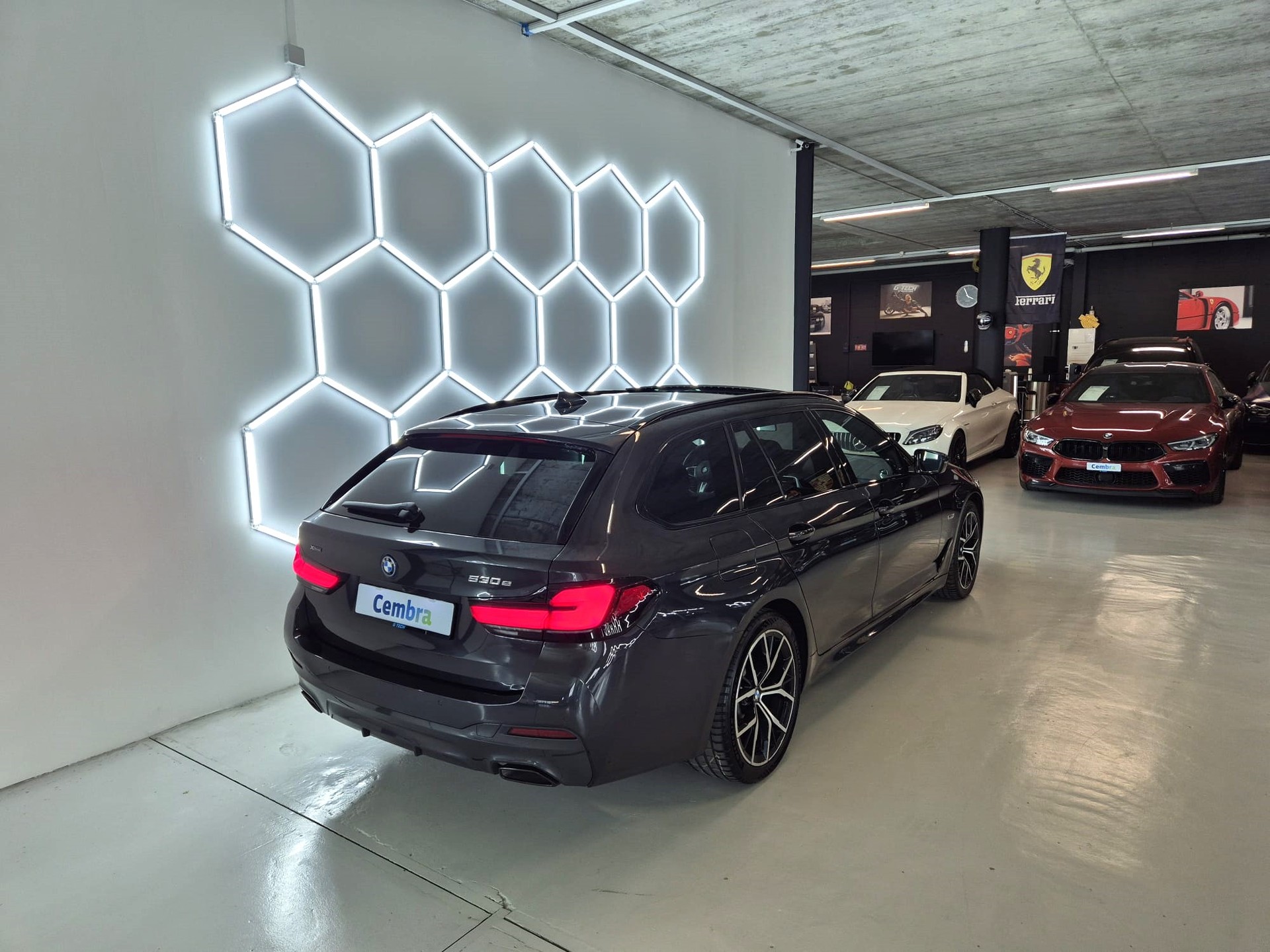 BMW 530e xDrive Touring M Sport Steptronic-image-7