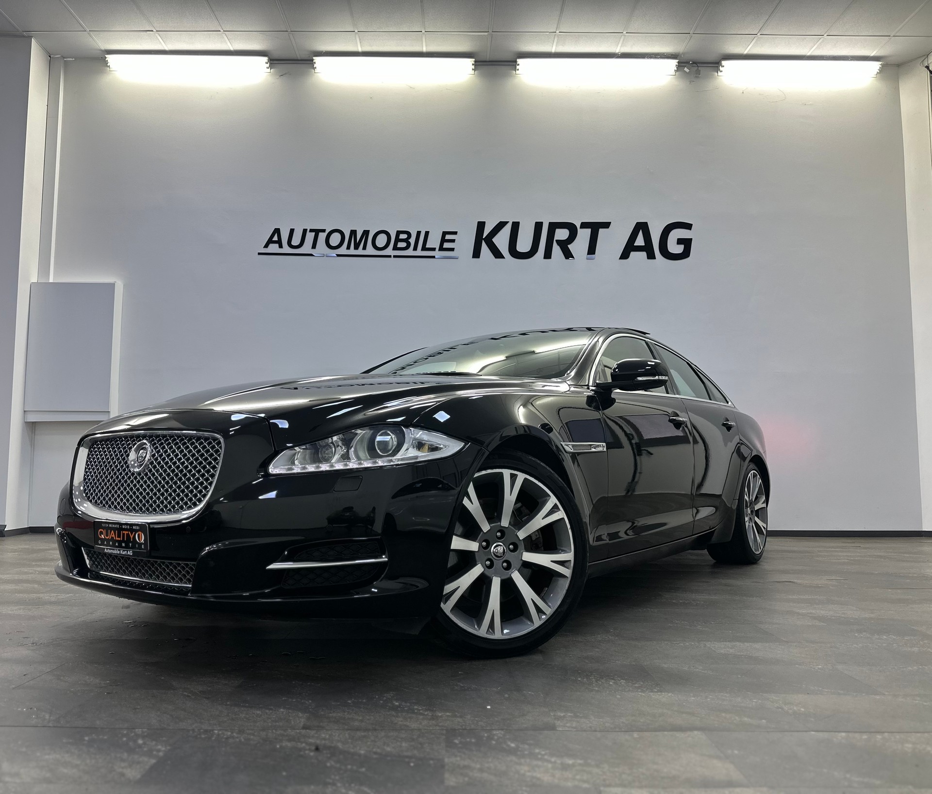 JAGUAR XJ 3.0d V6 Premium Luxury Automatic-showroom-element-1