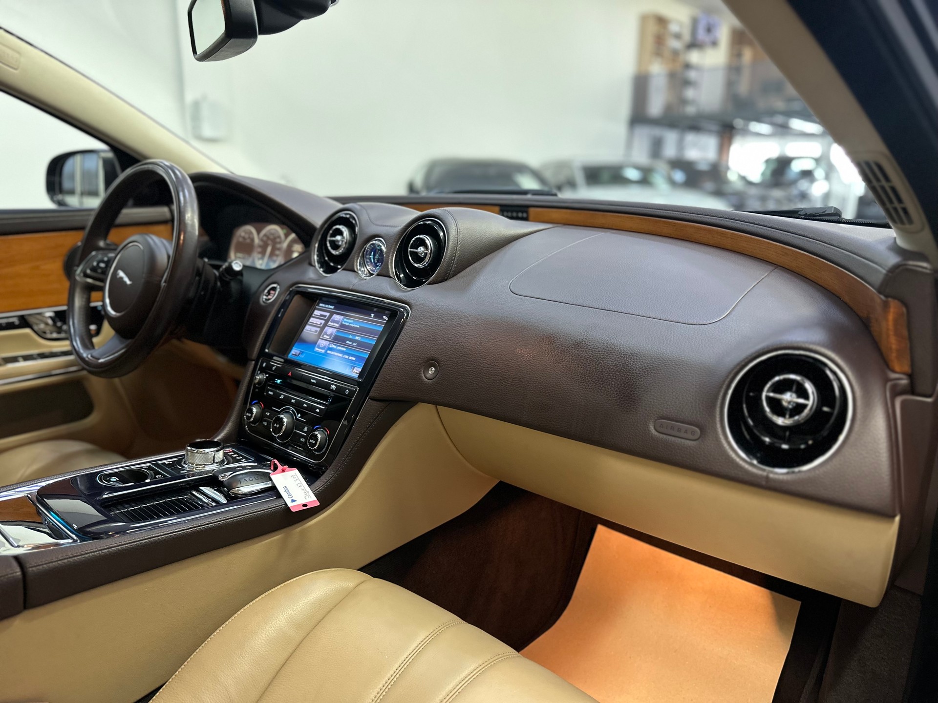 JAGUAR XJ 3.0d V6 Premium Luxury Automatic-image-13