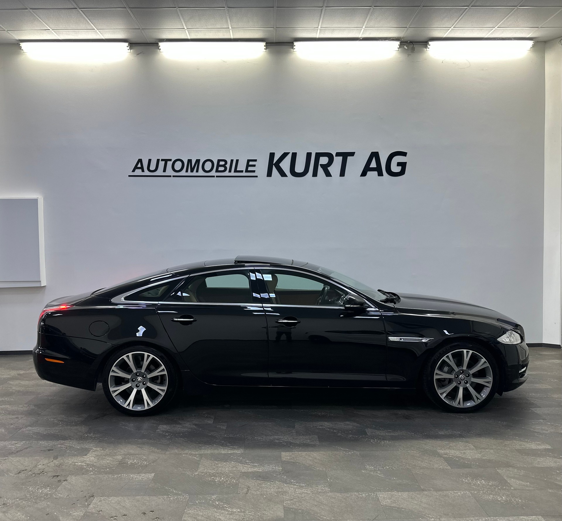 JAGUAR XJ 3.0d V6 Premium Luxury Automatic-image-6