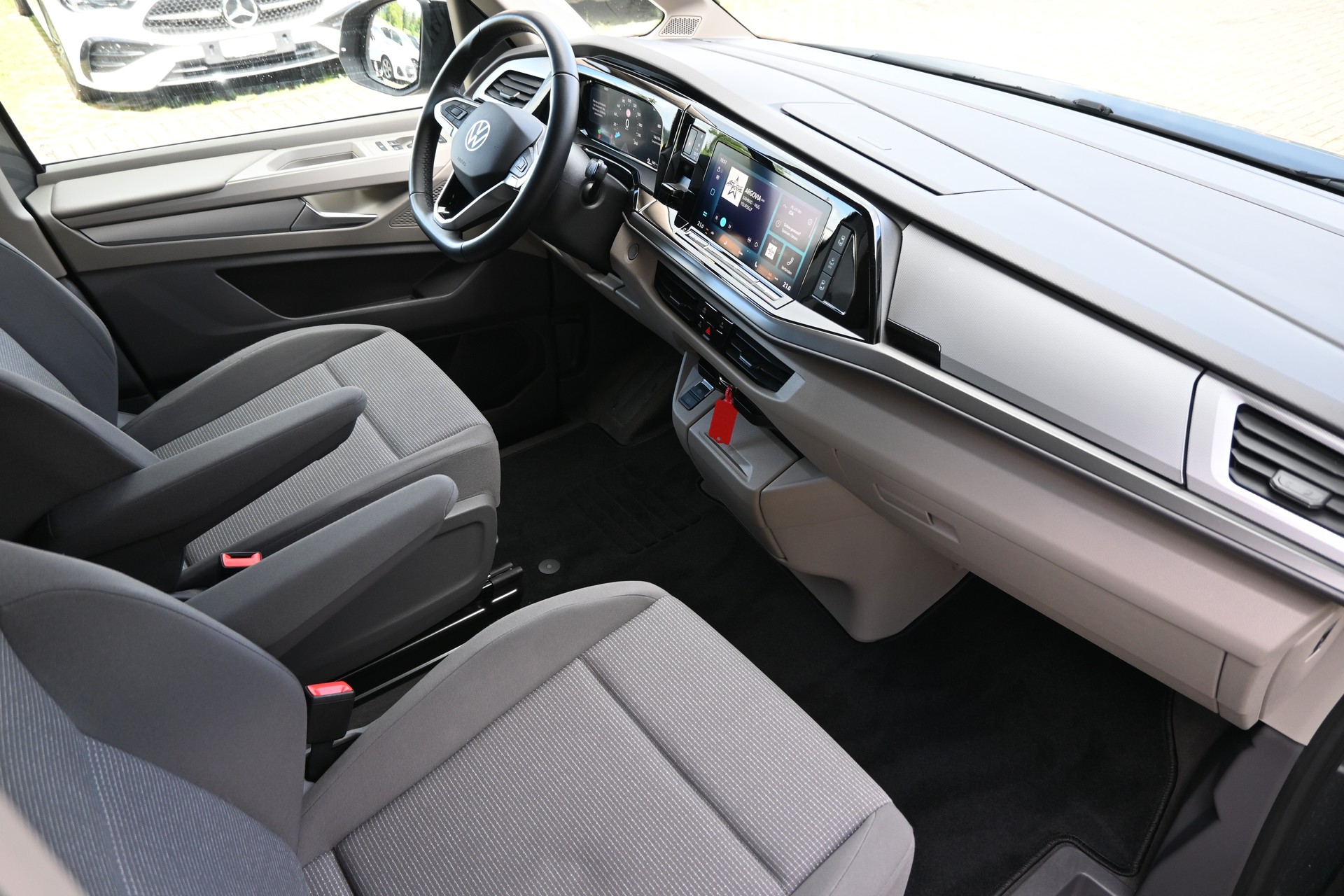 VW Multivan 2.0 TDI DSG Lang 7-Plätzer + AHK 2000kg + Standheizung-image-13